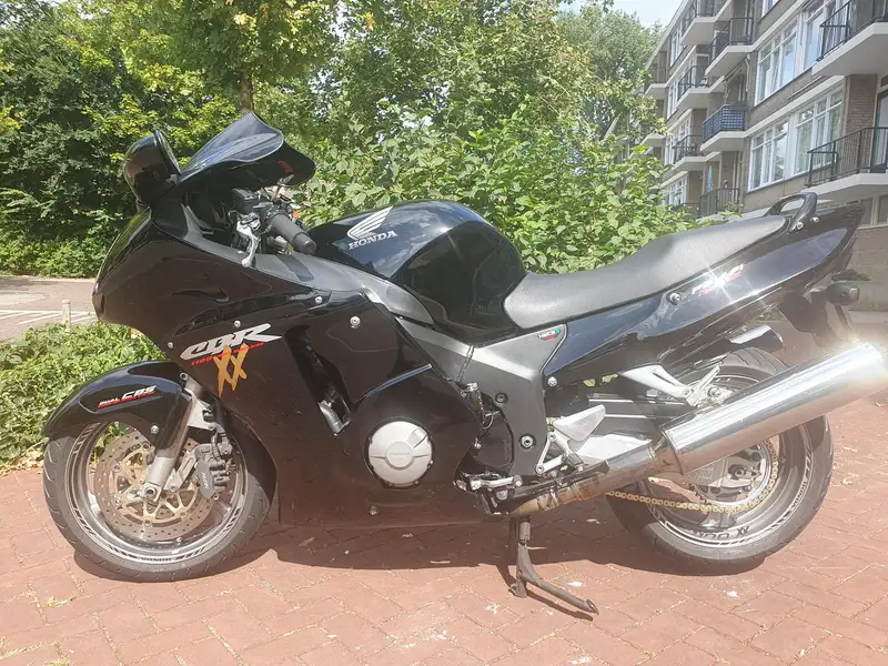 Honda CBR 1100 - foto 2