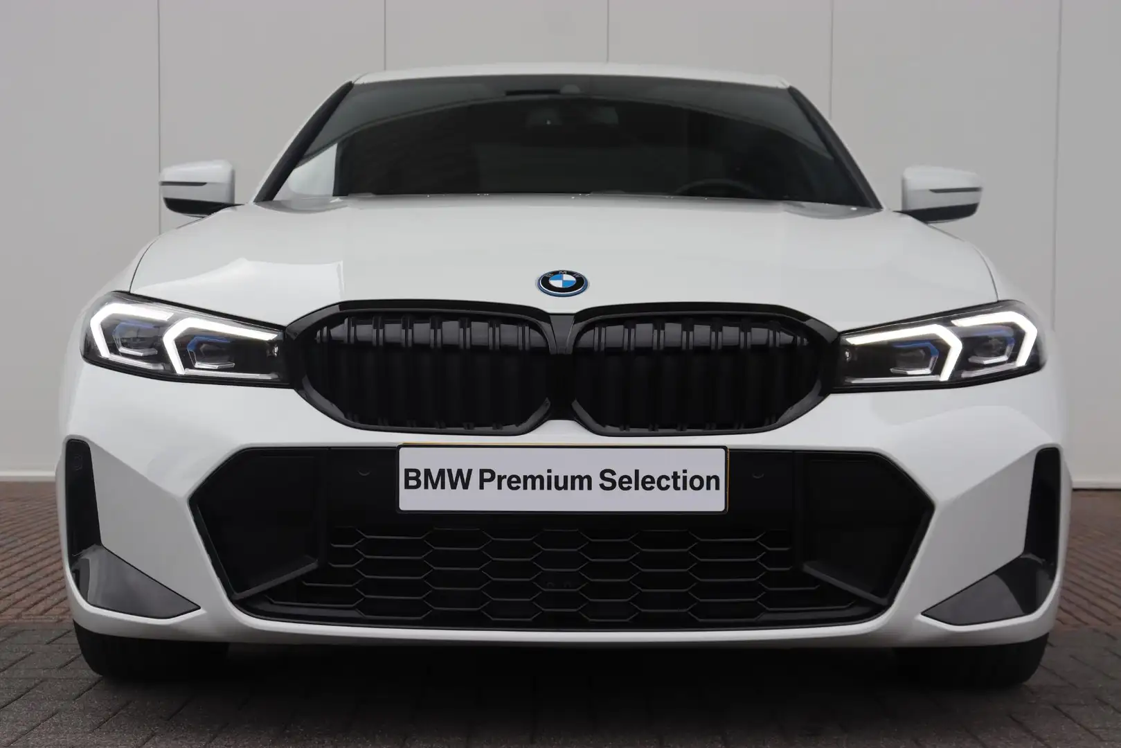 BMW 330 3-serie 330e M Sportpakket/ 19 inch LM/ Sportstoel Wit - 2