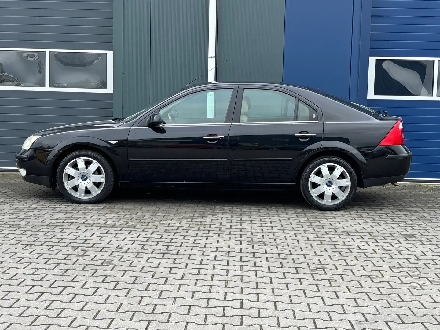 Ford Mondeo 2.0-16V Ghia Executive | Airco + Cruise control | Zwart - 2