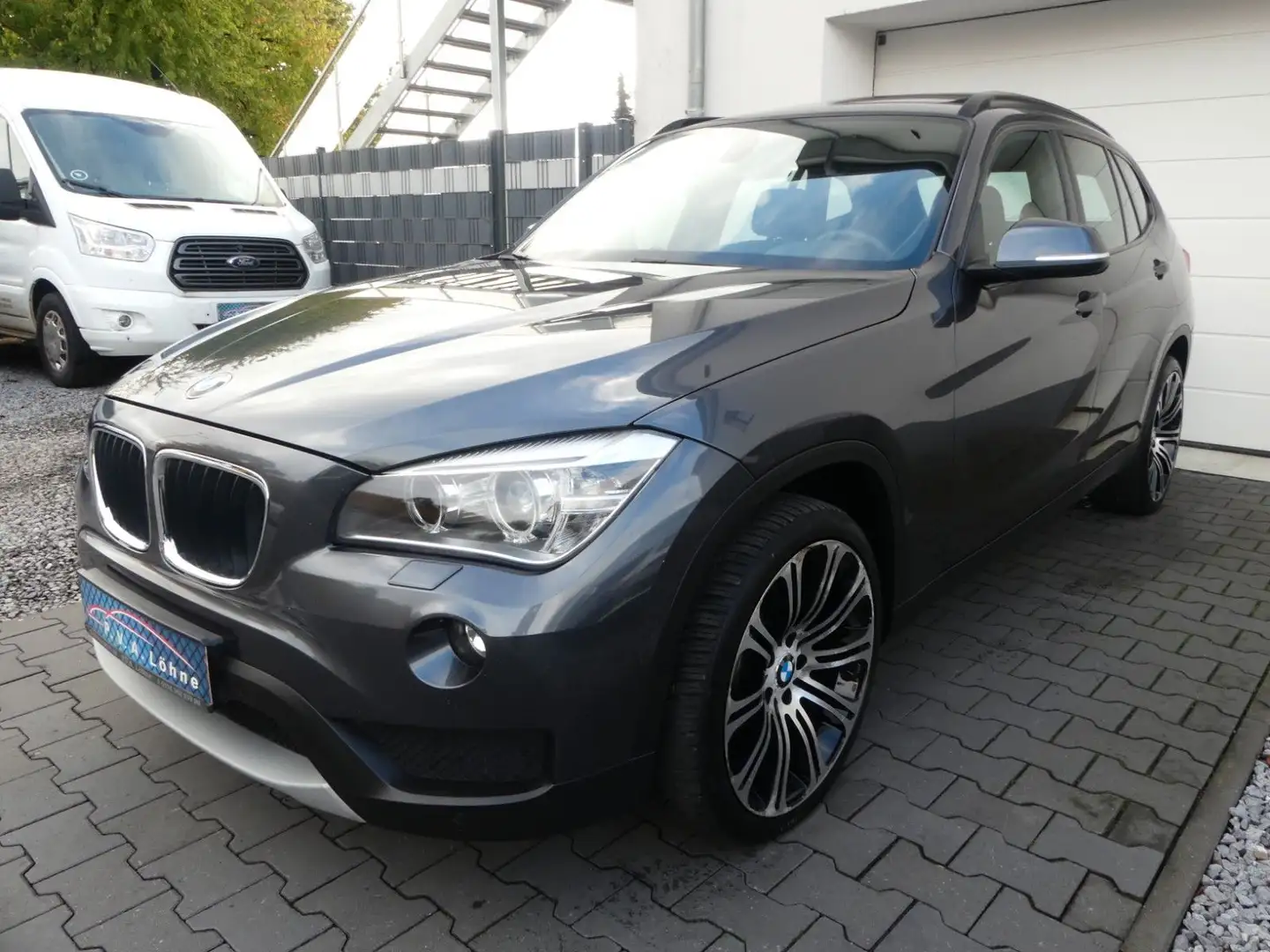 BMW X1 18 d xDrive Navi Prof | Panorama | Xenon |AHK Grau - 2