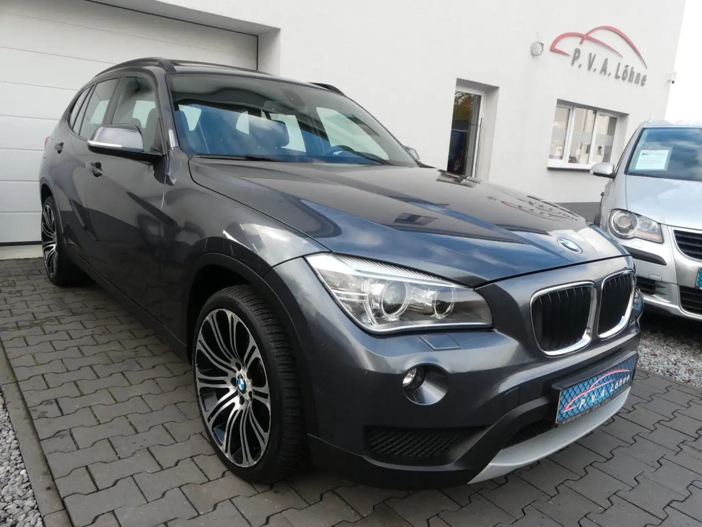 BMW X1 18 d xDrive Navi Prof | Panorama | Xenon |AHK Grau - 1