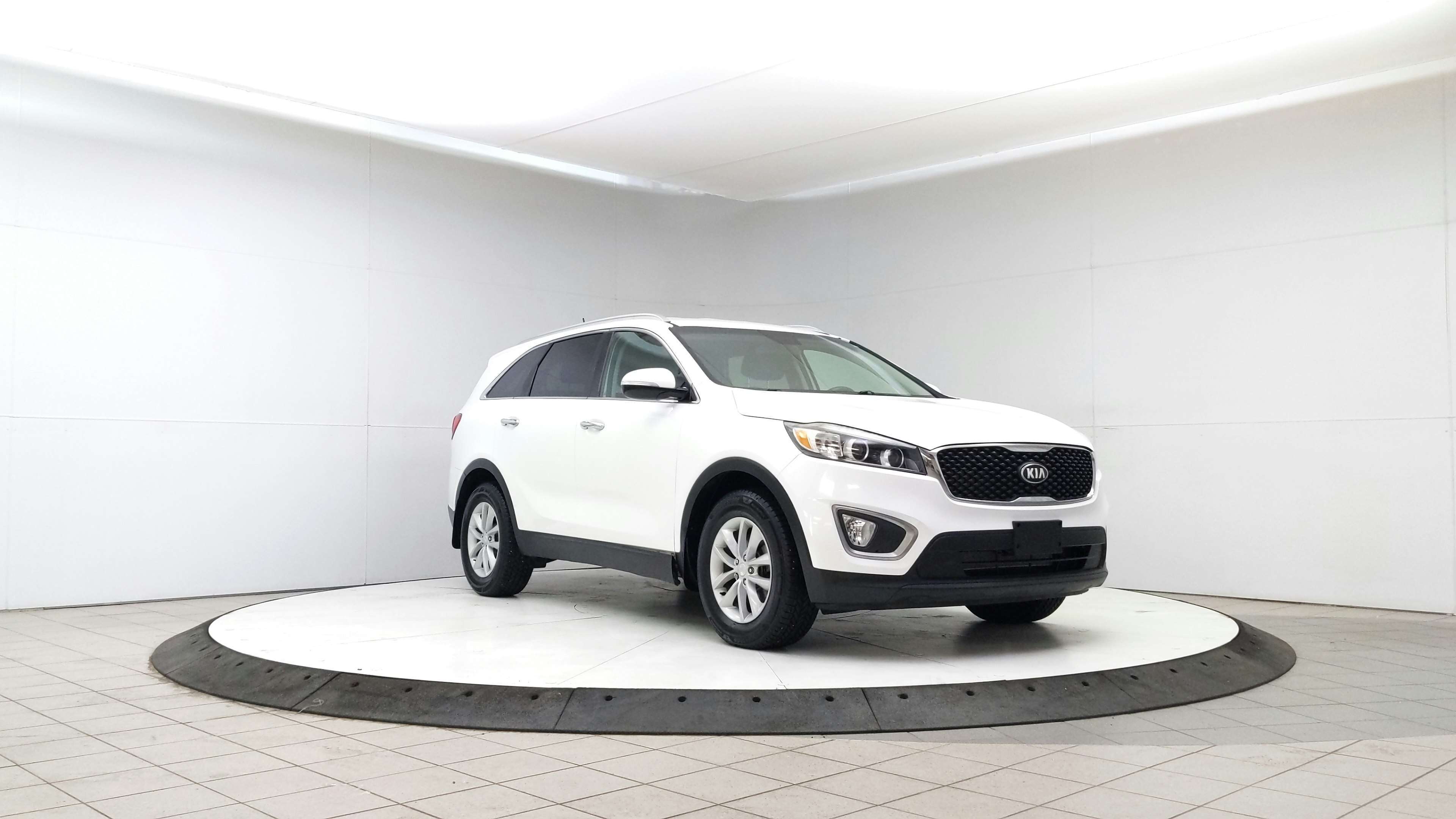 Snow White Pearl 2016 Kia Sorento SUV / Crossover Front-Wheel Drive Automatic