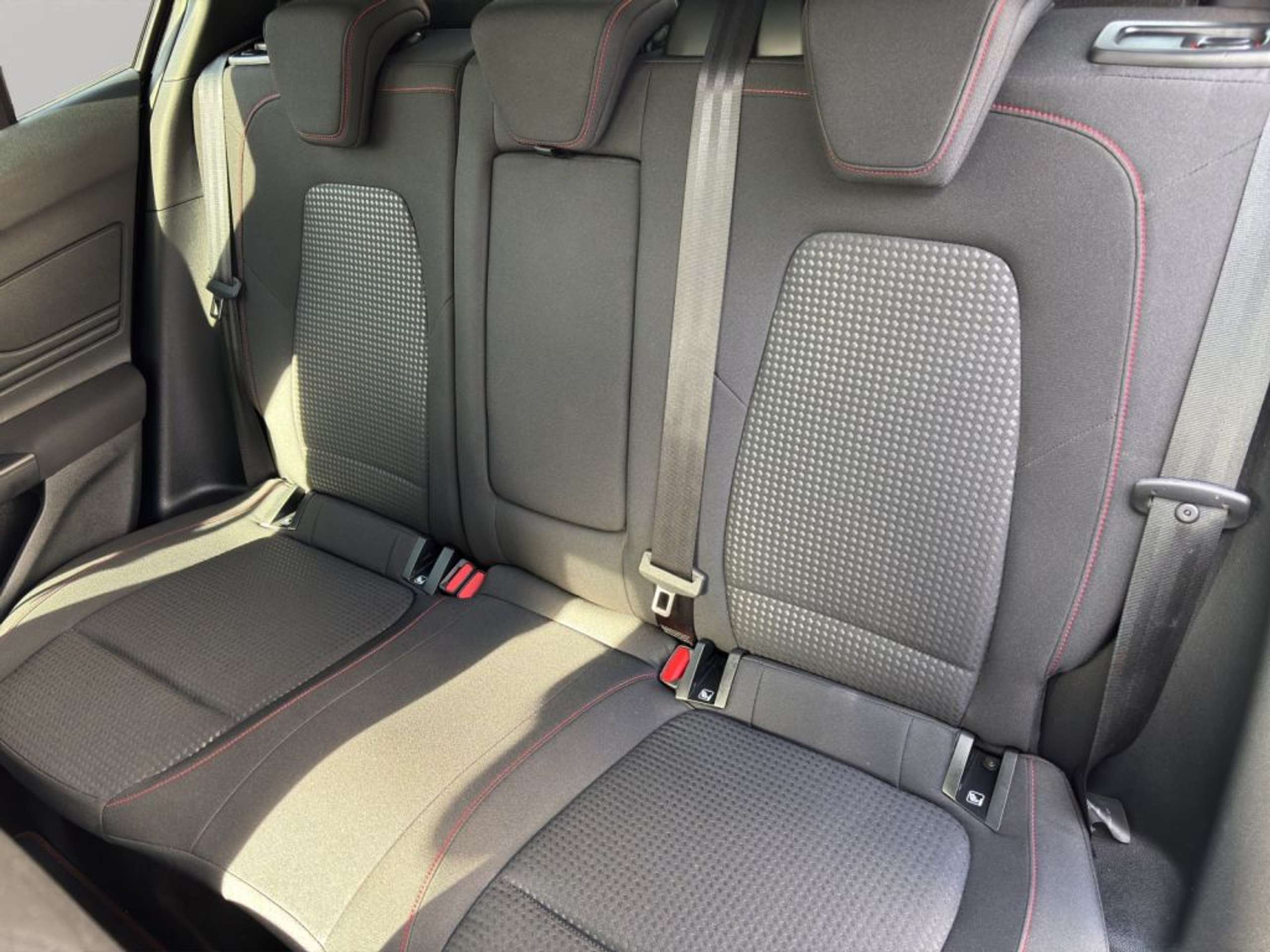 Fahrzeugabbildung Ford Focus 2.0 EcoBlue Aut. ST-LINE X *PANO*B&O*AHK*ADAPT.-LE - mit KI generiert/bearbeitet