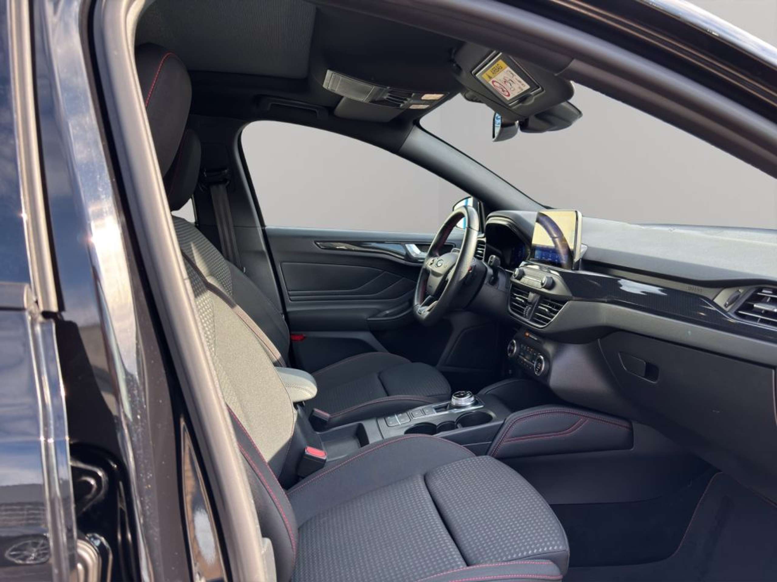 Fahrzeugabbildung Ford Focus 2.0 EcoBlue Aut. ST-LINE X *PANO*B&O*AHK*ADAPT.-LE - mit KI generiert/bearbeitet
