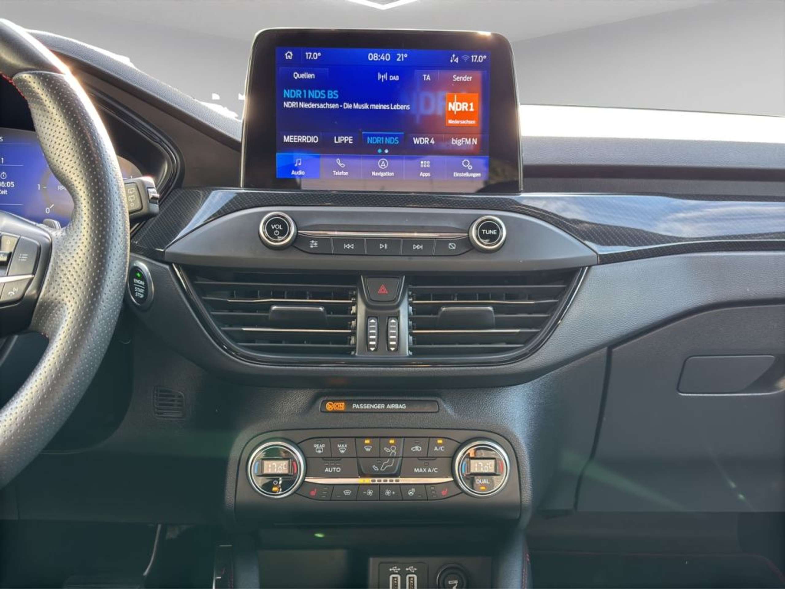 Fahrzeugabbildung Ford Focus 2.0 EcoBlue Aut. ST-LINE X *PANO*B&O*AHK*ADAPT.-LE - mit KI generiert/bearbeitet