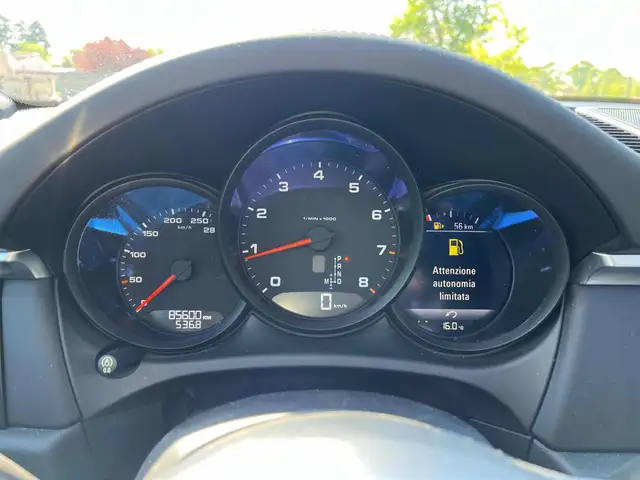 Porsche Macan view 10