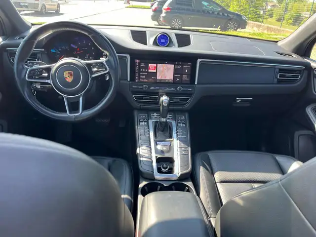Porsche Macan view 8