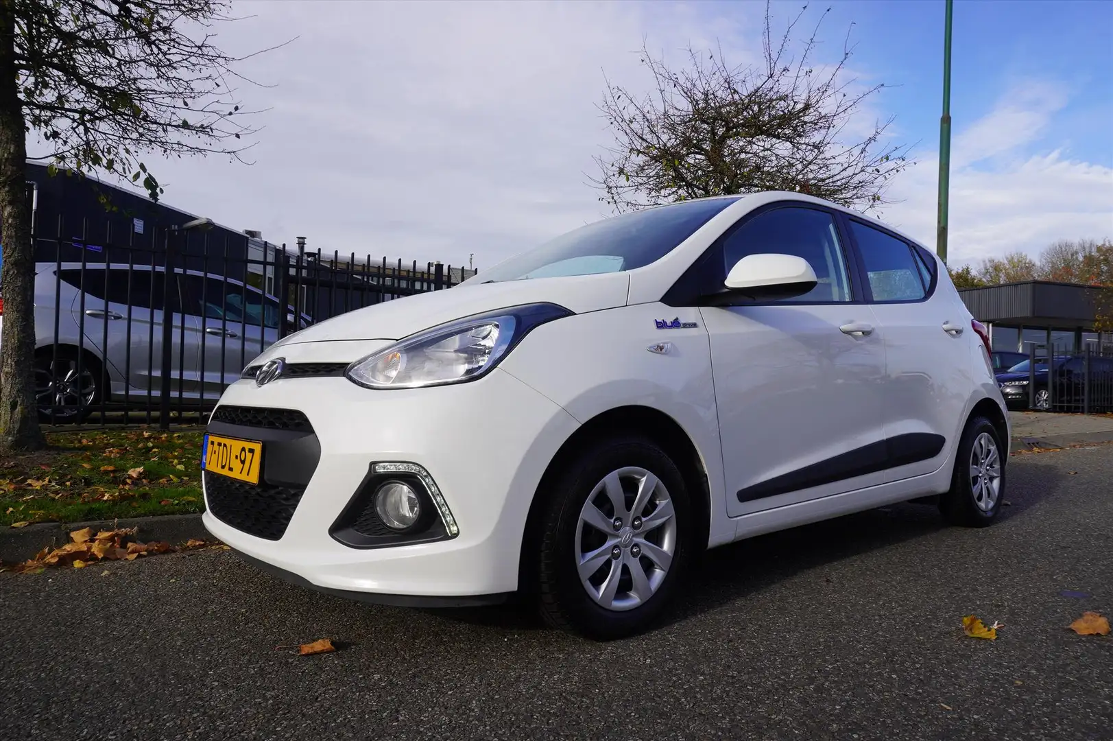 Hyundai i10 1.0i 66pk Blue Comfort Plus Clima 76.287 KM Wit - 1