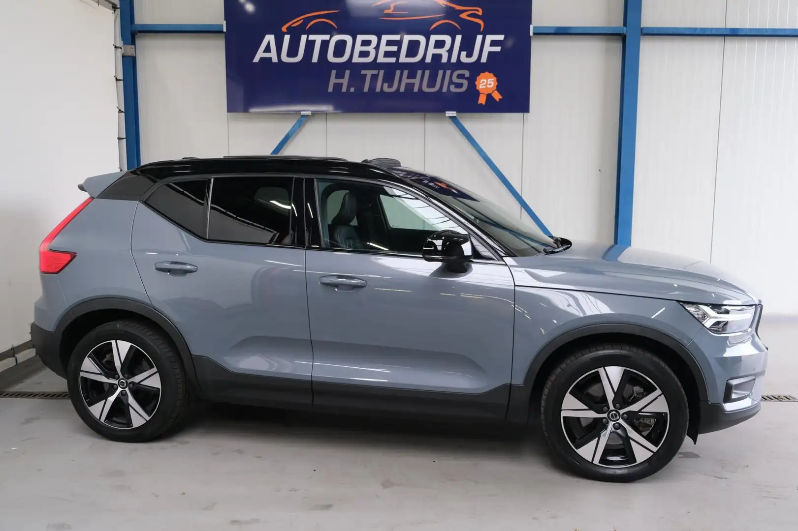 Volvo XC40 Recharge P8 AWD R-Design Grijs - 2