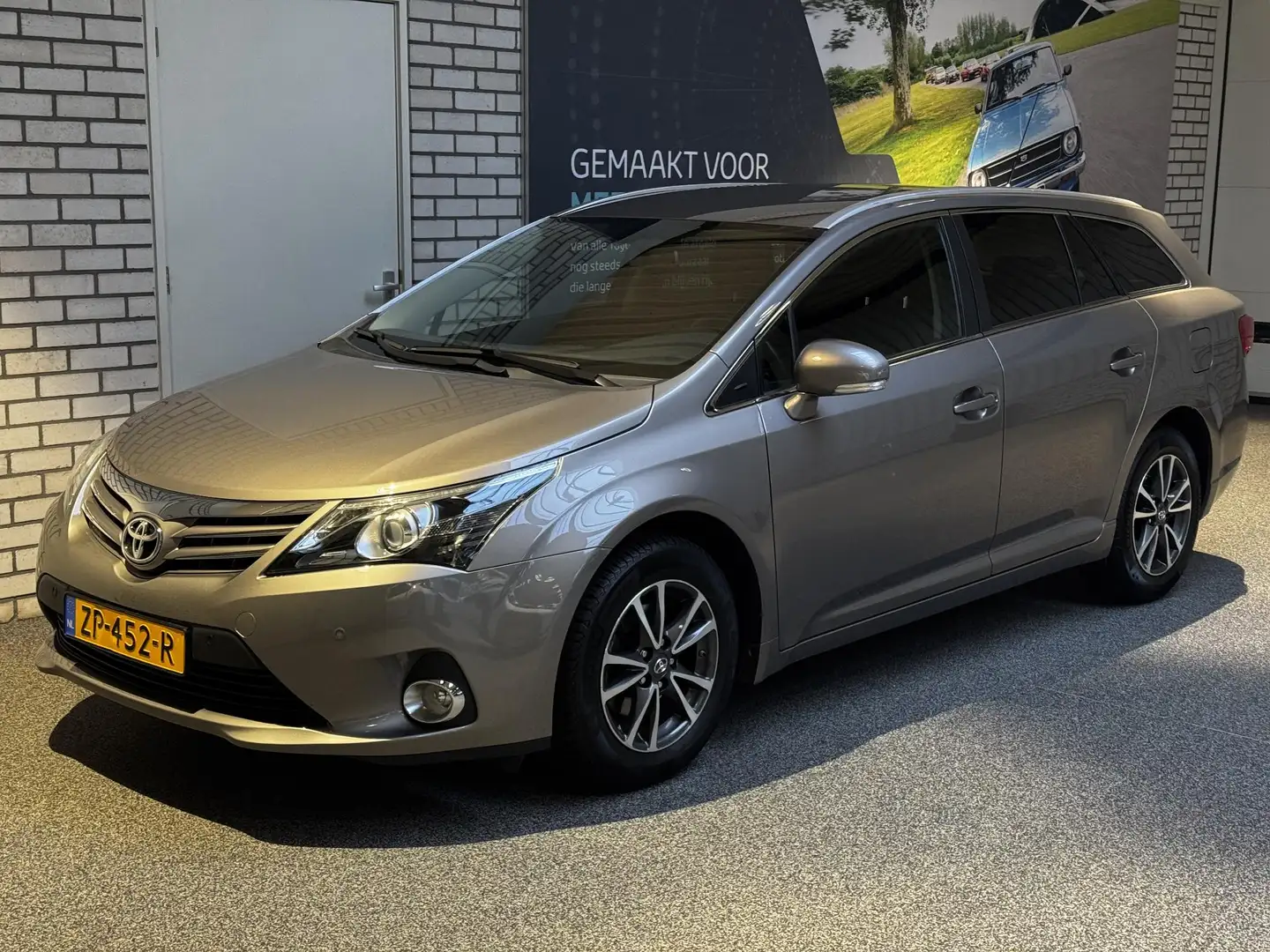 Toyota Avensis 1.8 VVTi Dynamic Business automaat Bruin - 2