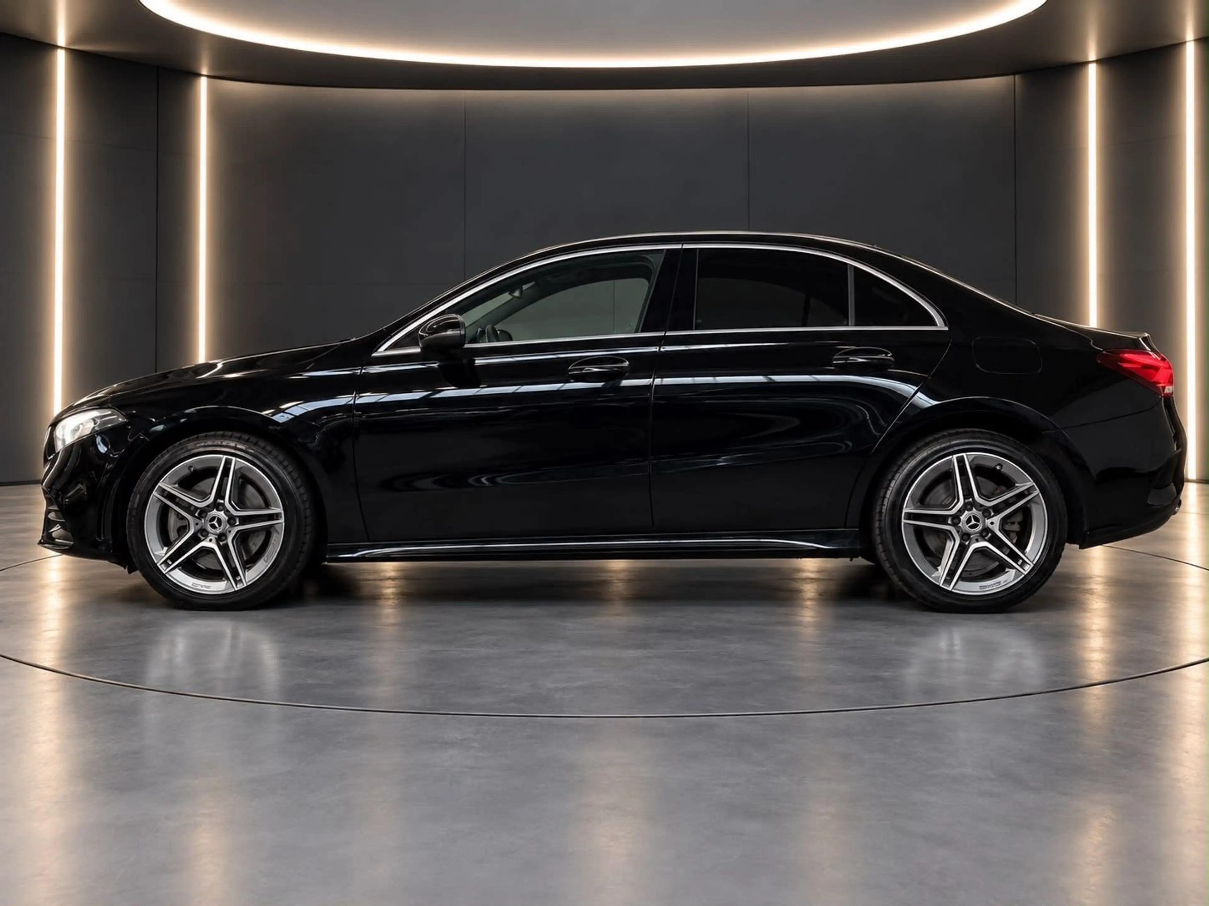 Mercedes-Benz A 250 e Limousine AMG-Line *NIGHT*KAM*AMBIENTE* — photo 2