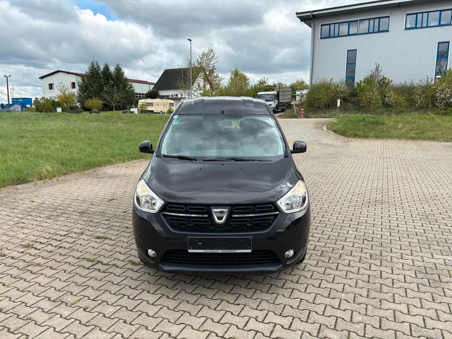 Dacia Dokker 1.6 SCe 100 Comfort Schwarz - 1