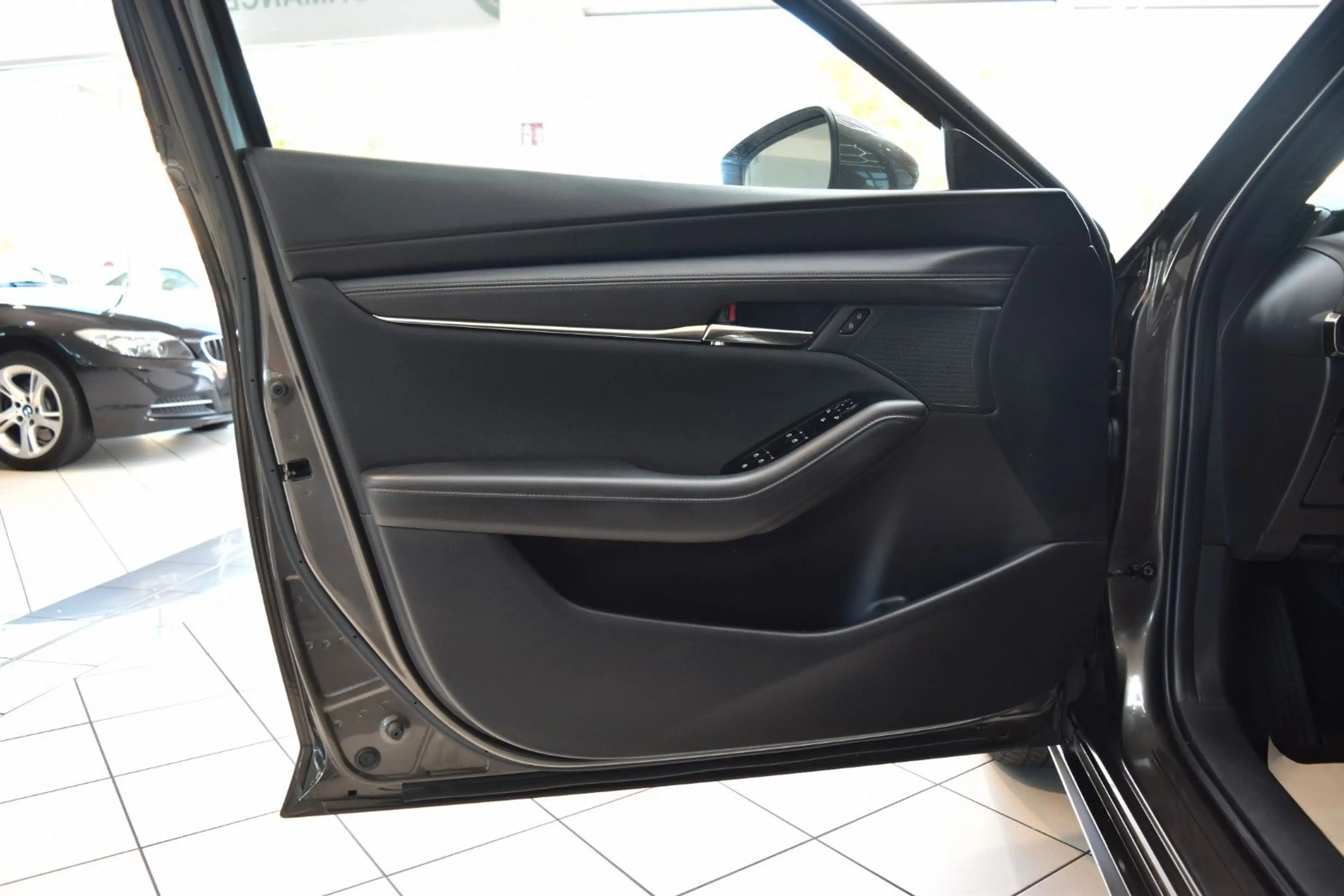 Mazda 3 SKYACTIV-G 2.0 M HYBRID~SELECTION~1.Hand — photo 12