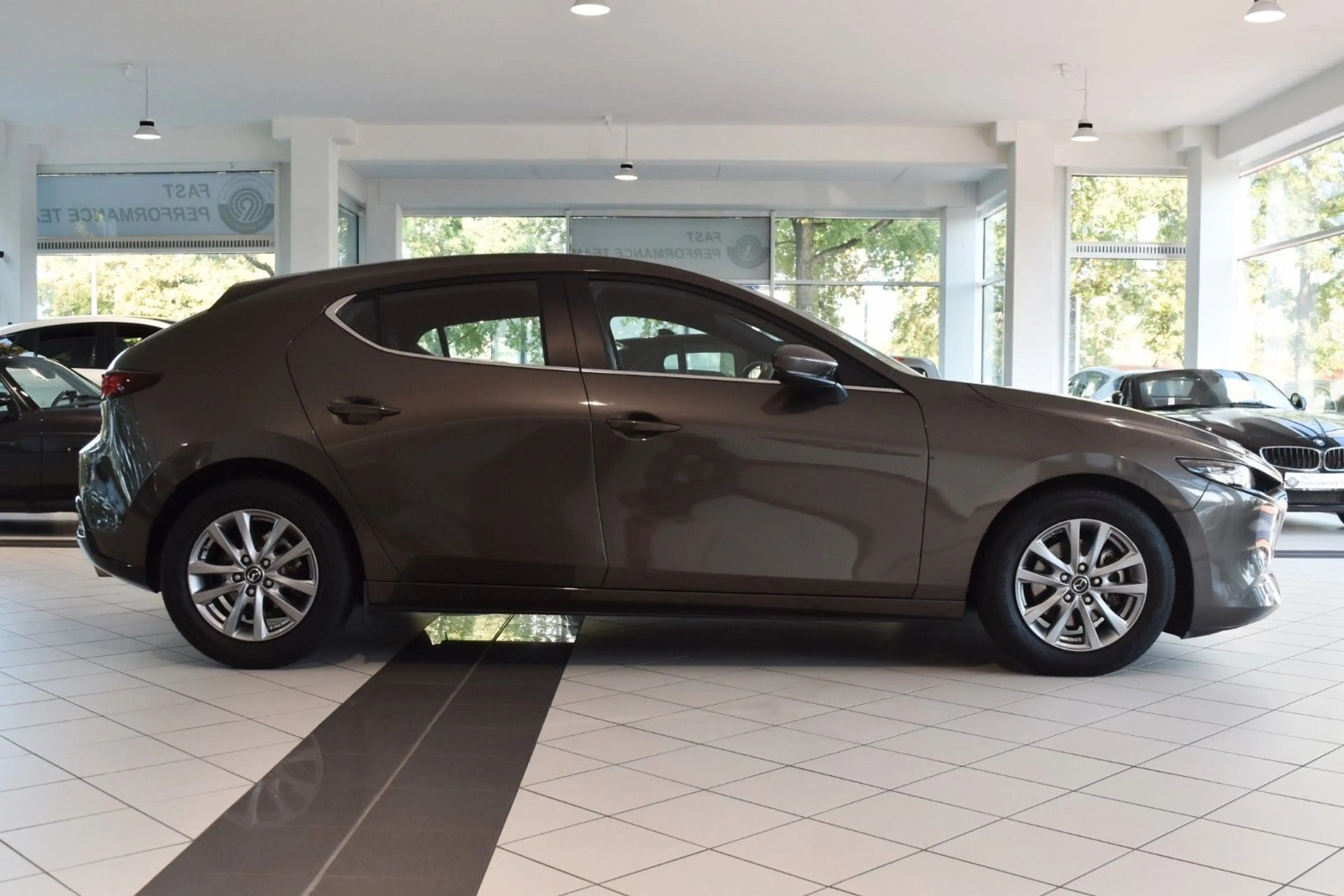 Mazda 3 SKYACTIV-G 2.0 M HYBRID~SELECTION~1.Hand — photo 6