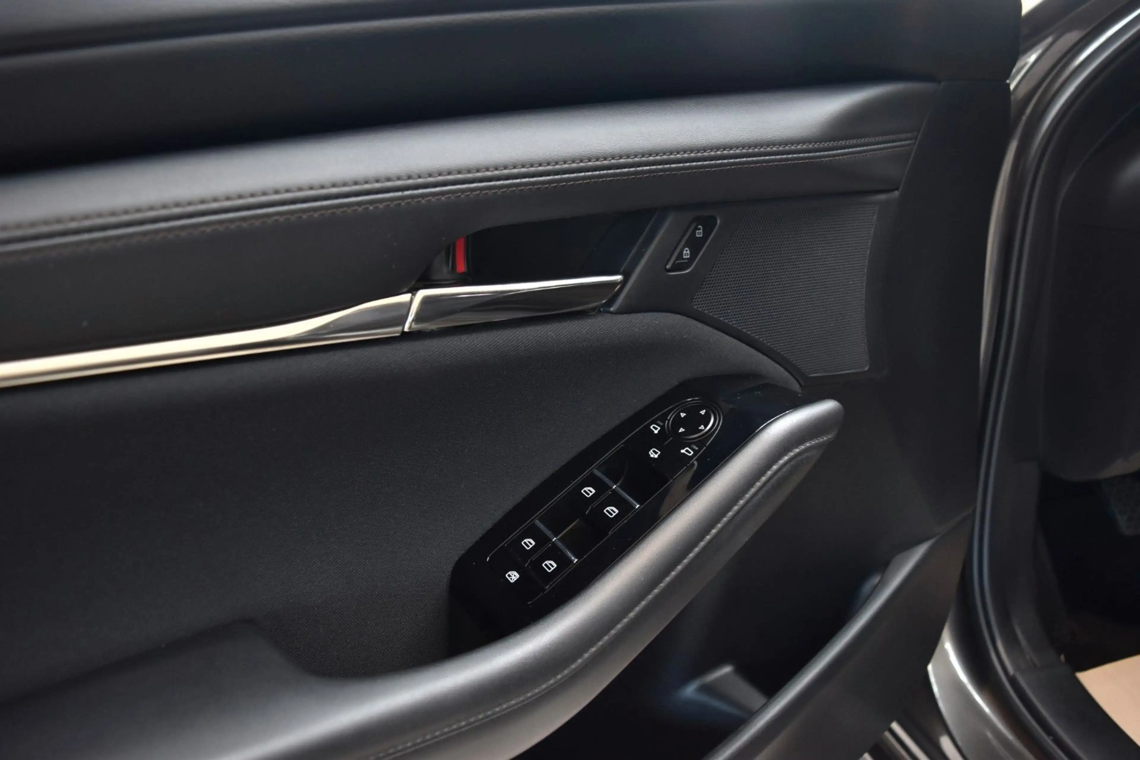 Mazda 3 SKYACTIV-G 2.0 M HYBRID~SELECTION~1.Hand — photo 13