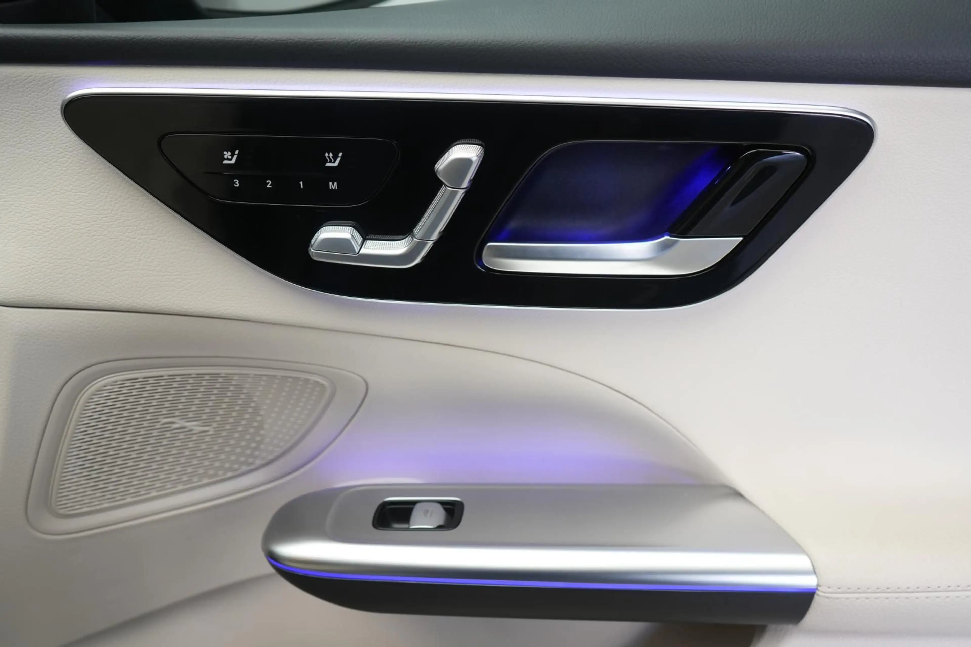 Mercedes-Benz C 220 d 4Matic T Avantgarde Leder/Distronic/HUD/ — photo 10