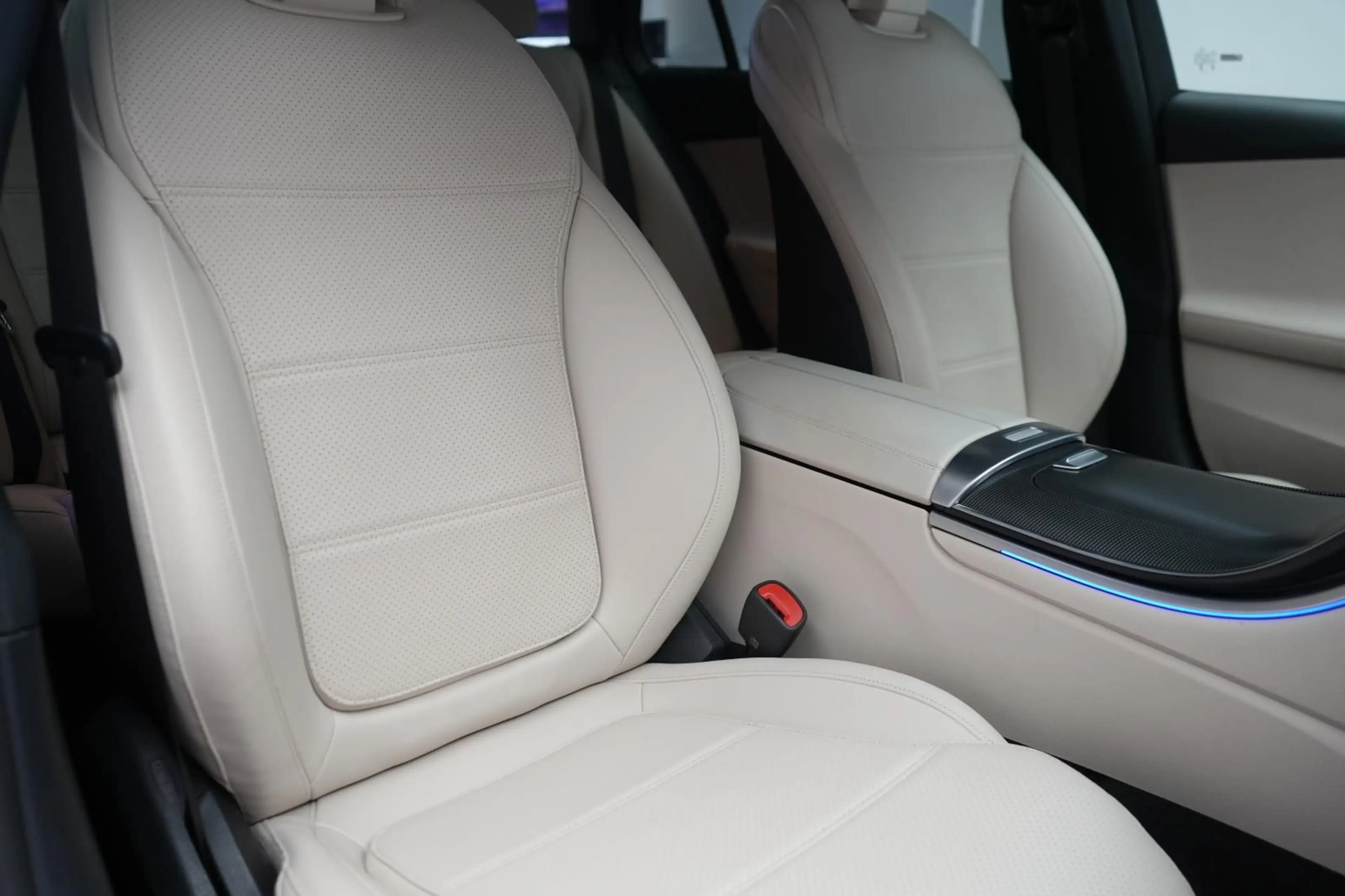 Mercedes-Benz C 220 d 4Matic T Avantgarde Leder/Distronic/HUD/ — photo 11