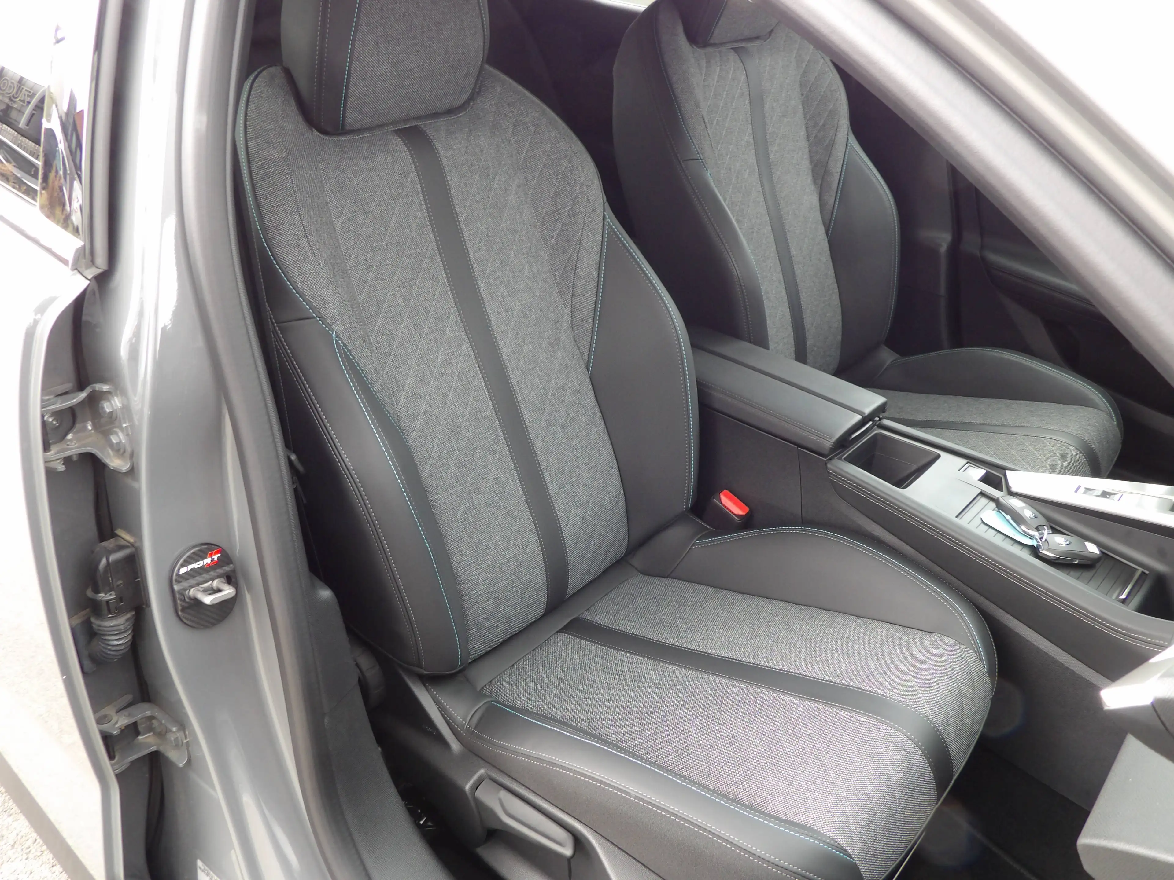 Peugeot 408 408 1.2 Turbo MHEV Allure S — photo 14
