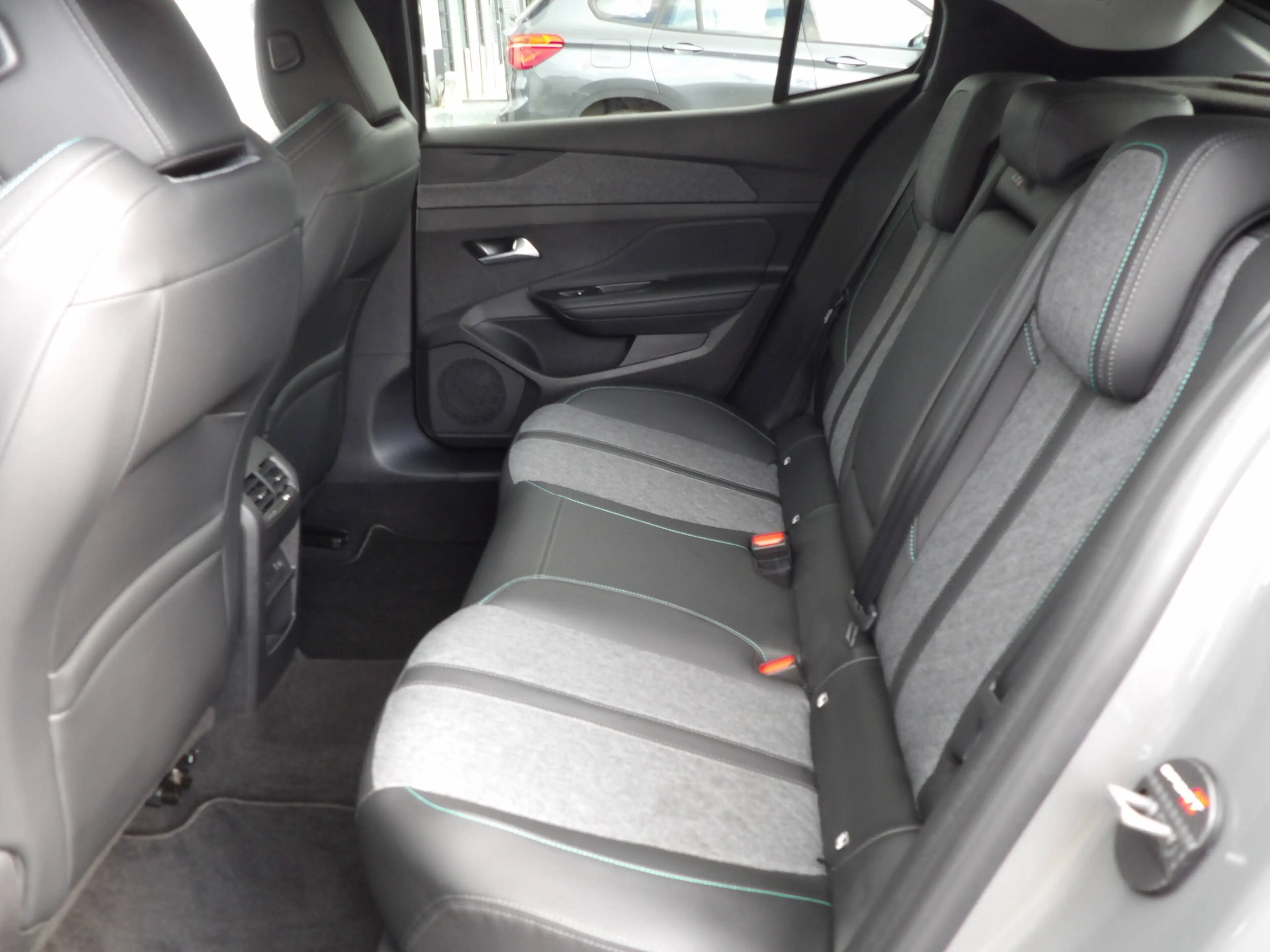 Peugeot 408 408 1.2 Turbo MHEV Allure S — photo 9