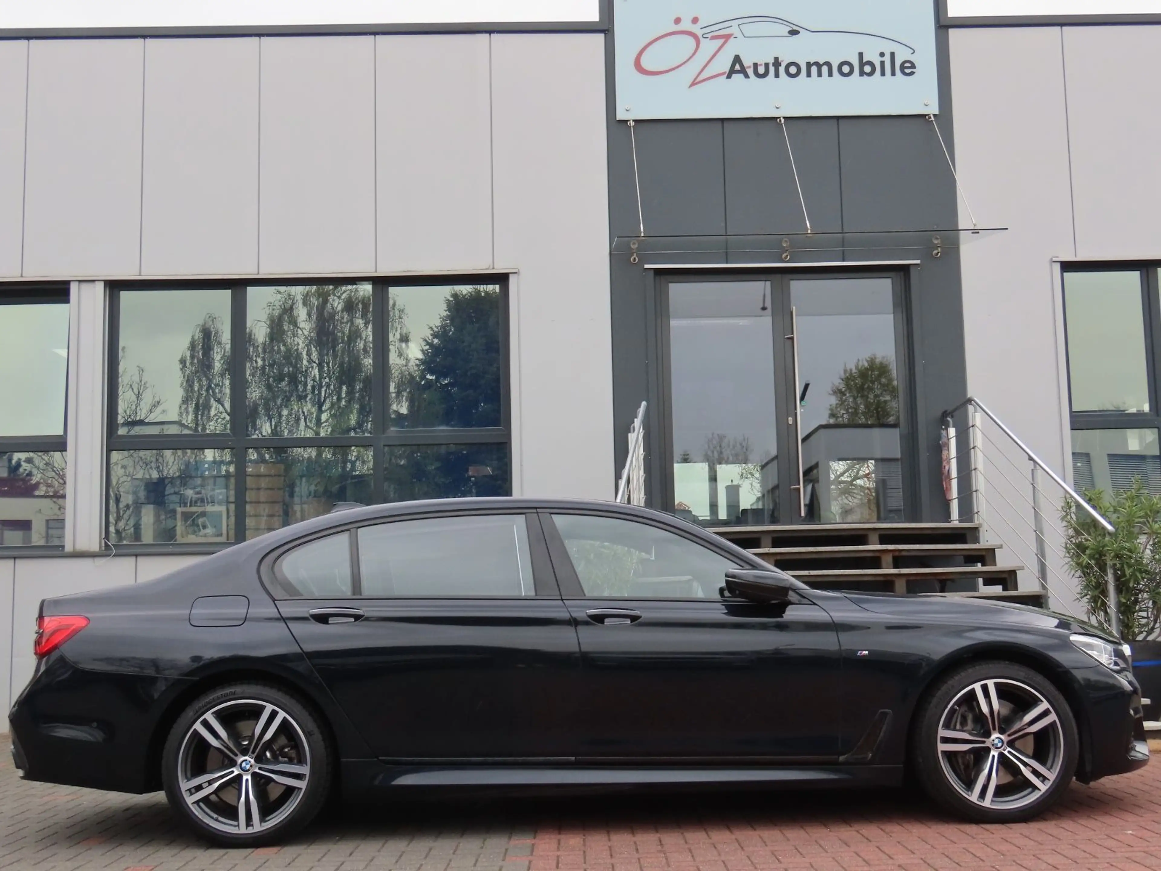 BMW 750 Li xDrive ///M-Paket Soft-Close Panorama — photo 13