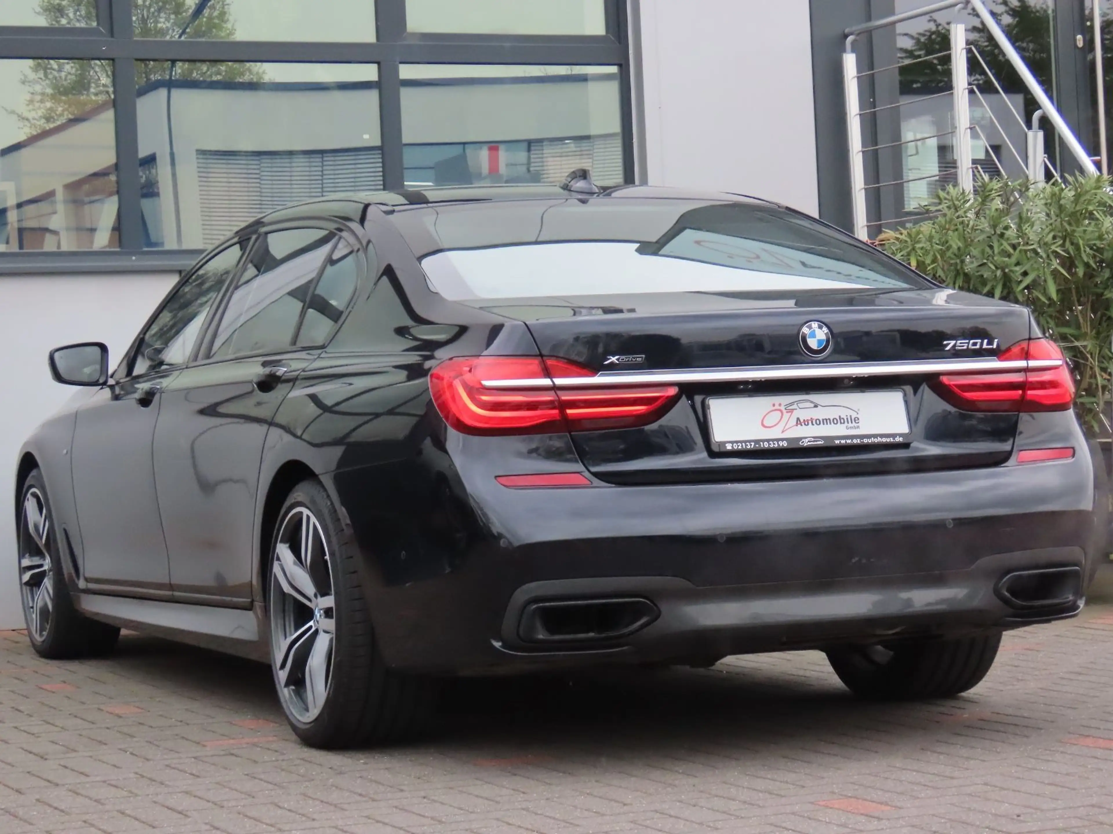 BMW 750 Li xDrive ///M-Paket Soft-Close Panorama — photo 12