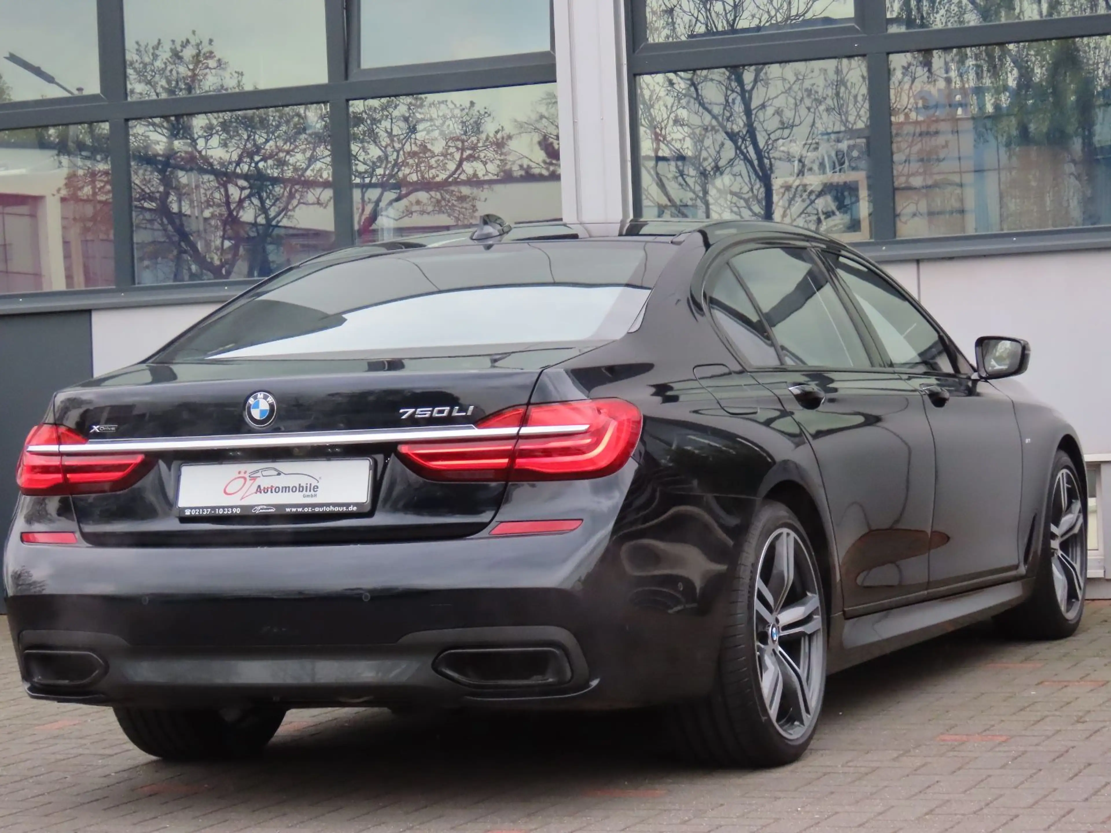 BMW 750 Li xDrive ///M-Paket Soft-Close Panorama — photo 8