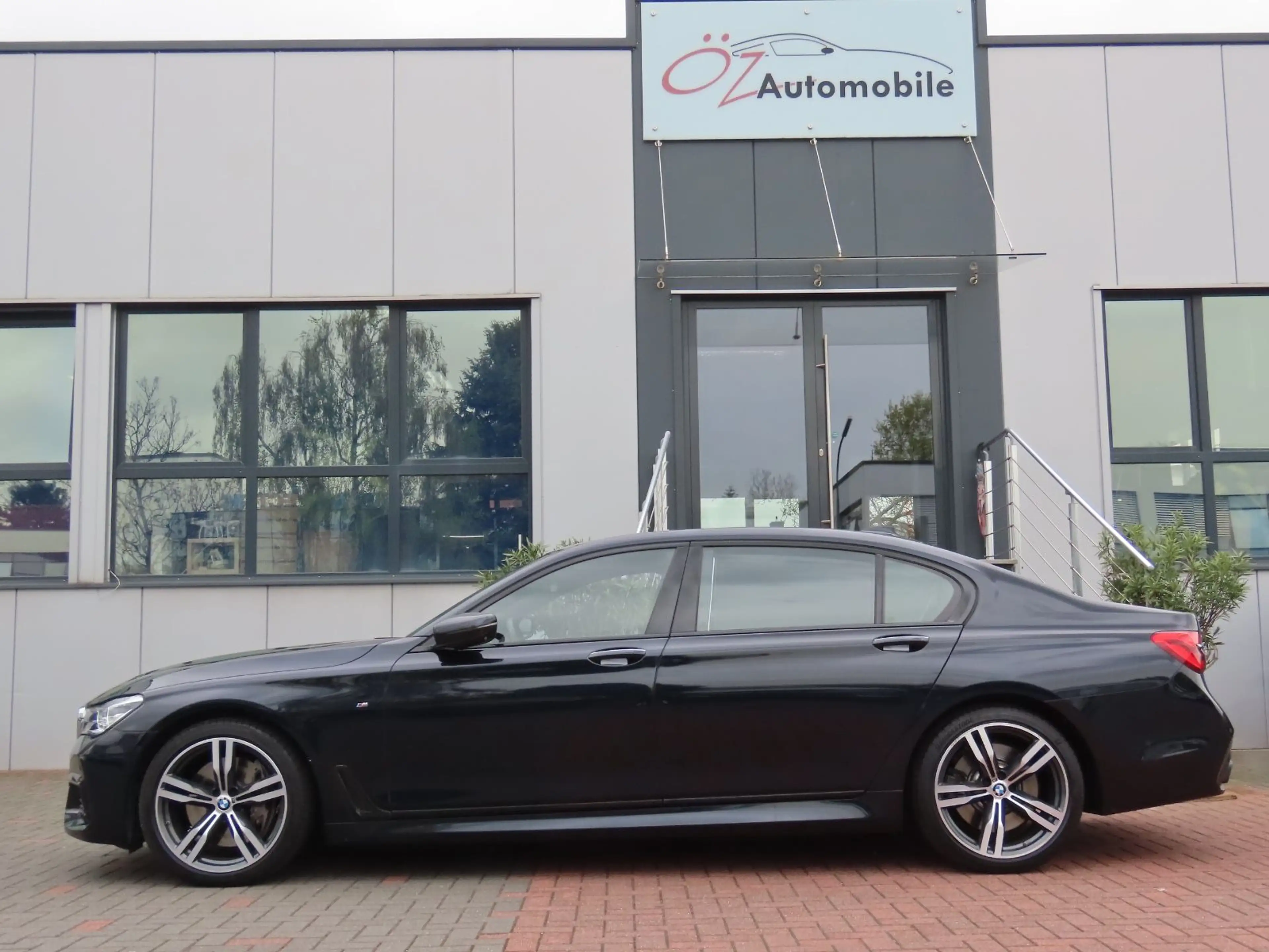 BMW 750 Li xDrive ///M-Paket Soft-Close Panorama — photo 14