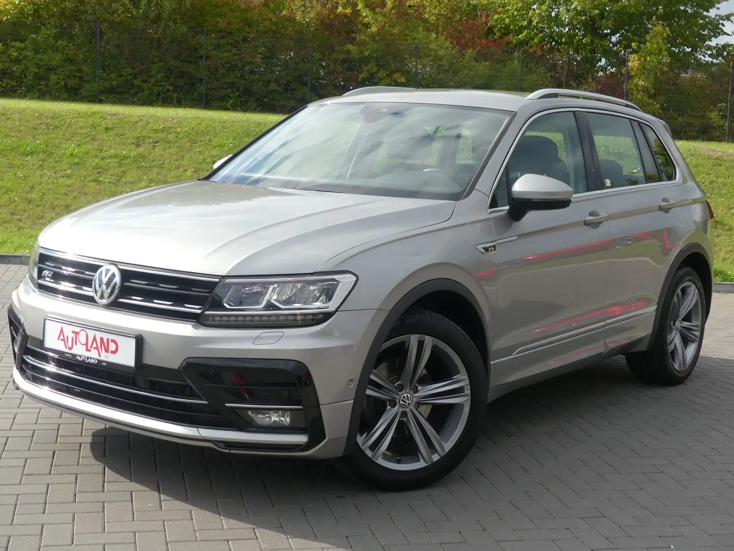 Volkswagen Tiguan 2.0 TDI DSG Highline R-Line LED Navi AHK Silber - 2