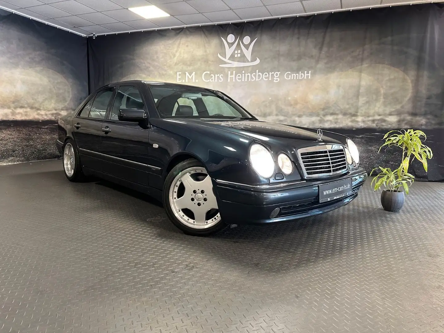 Mercedes-Benz E 50 AMG AMG V8  -1 von 2960- Schiebedach Autom. Schwarz - 1