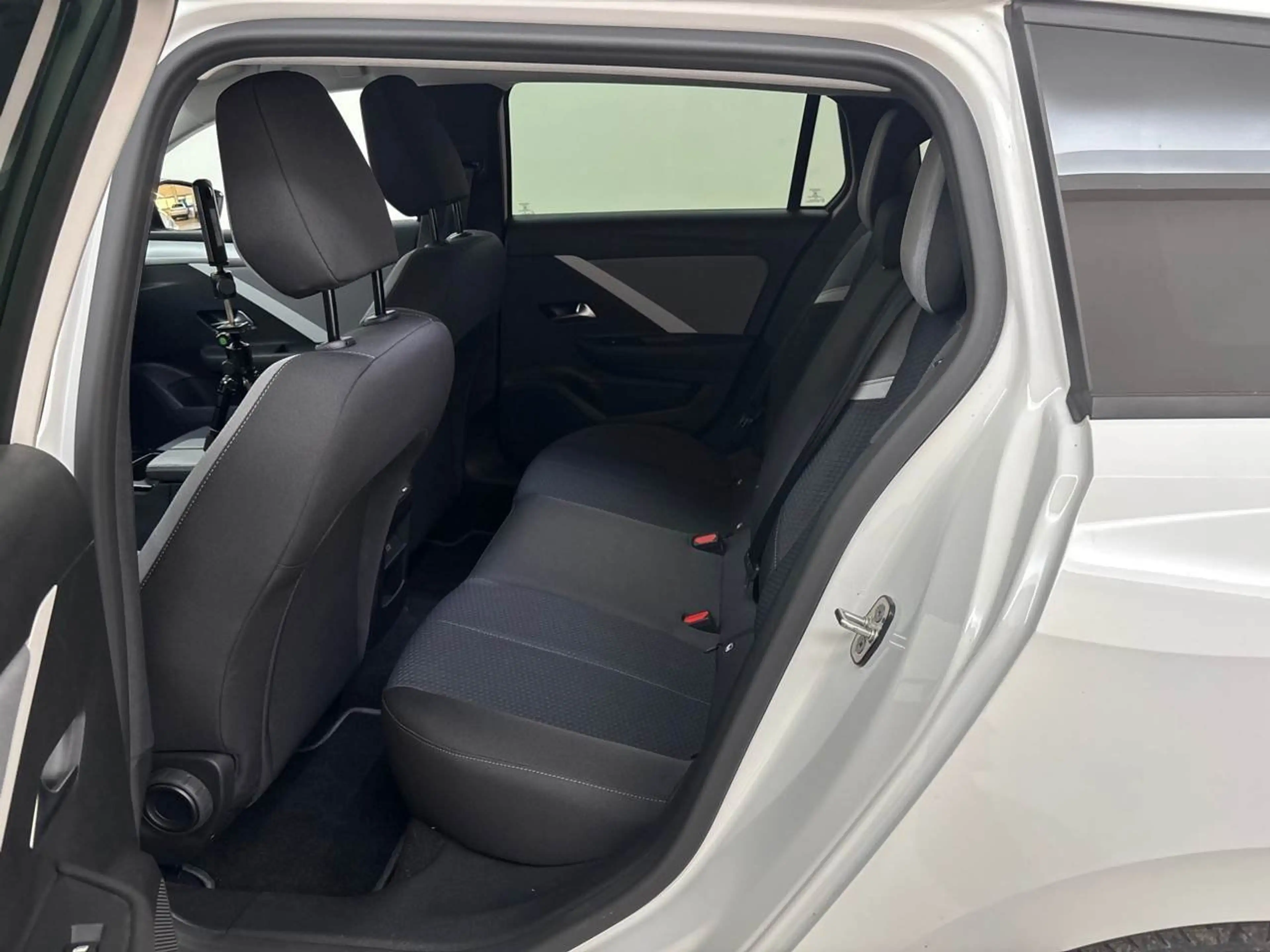 Opel Astra L 1.5 D Business Edition AUT — photo 12