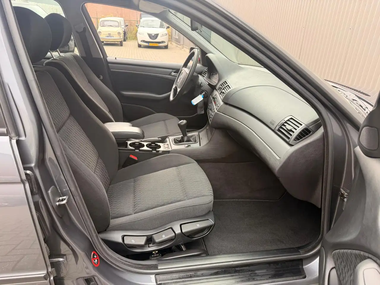 BMW 318 3-serie 318i Volledig onderhouden zeer nette condi, foto 11