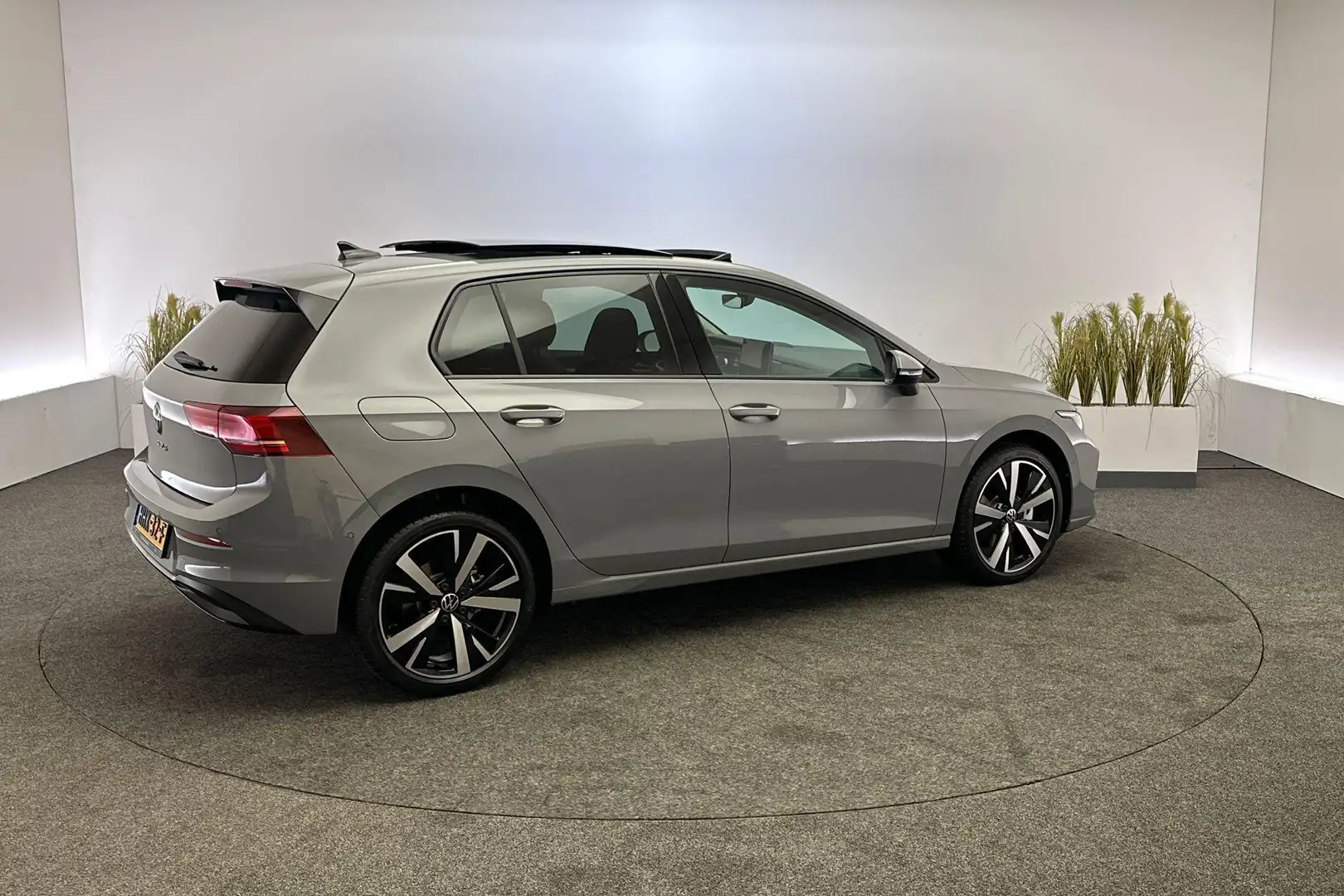 Volkswagen Golf Life Edition 1.5 204pk DSG eHybrid | Park Assist, Grijs - 2