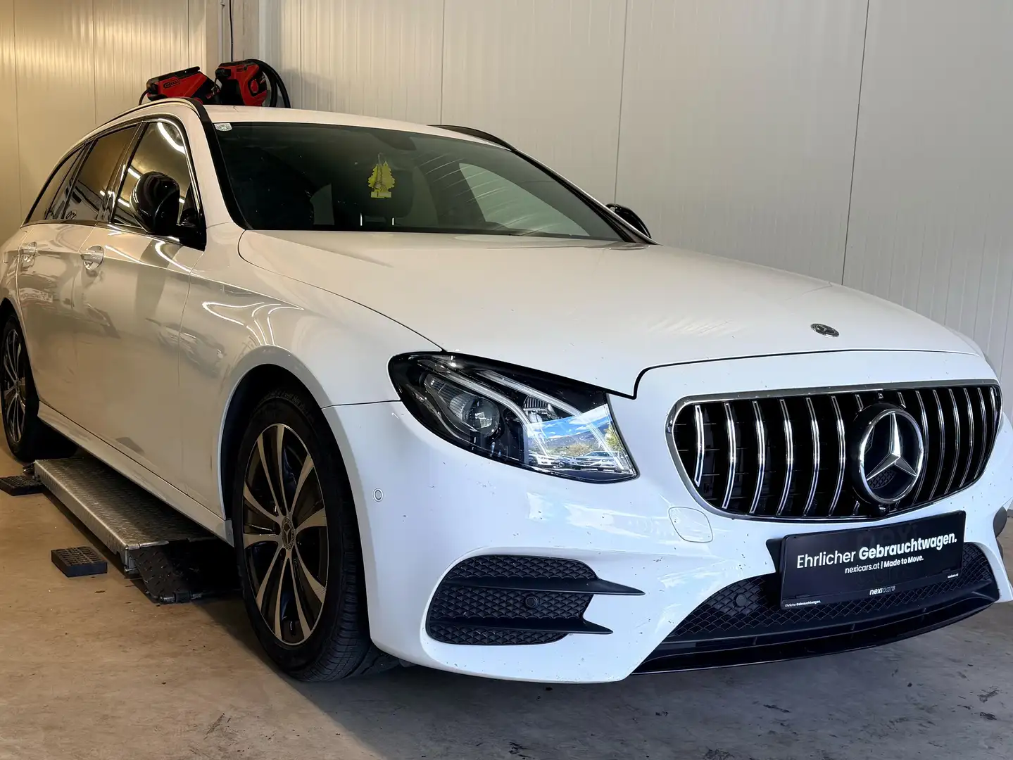 Mercedes-Benz E 220 E 220 d 4Matic (213.205) Weiß - 1