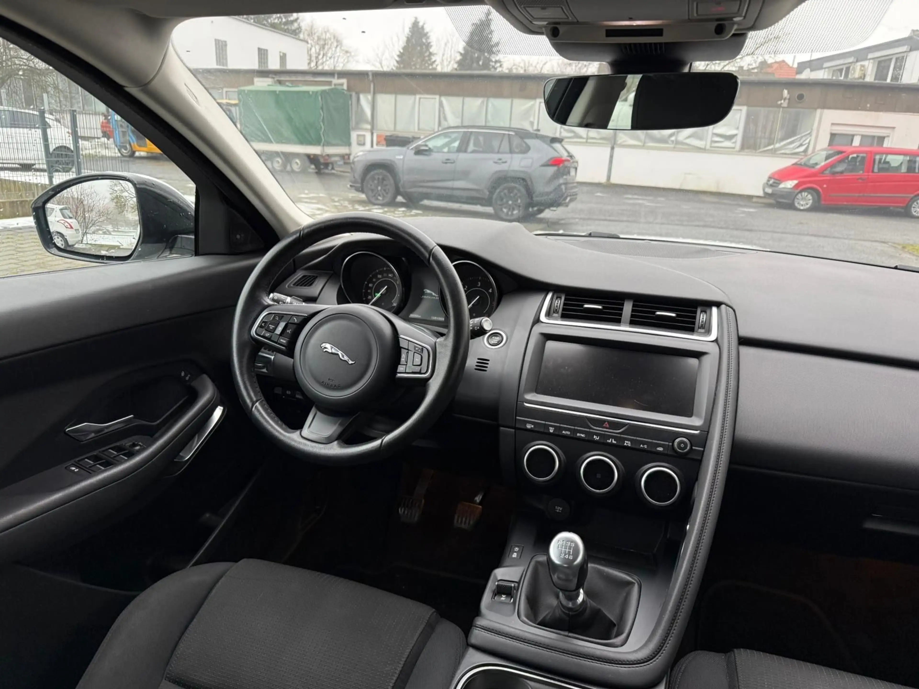 Jaguar E-Pace E-PACE Basis — photo 9