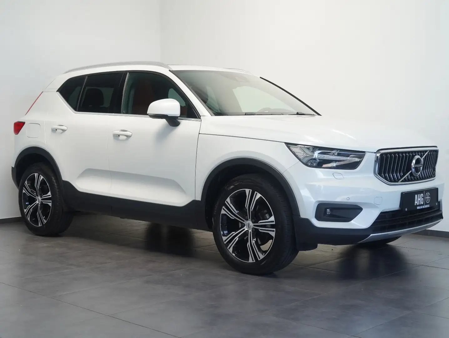 Volvo XC40 T3 Inscription LED/NAVI/ACC/LEDER/PANO Bílá - 2