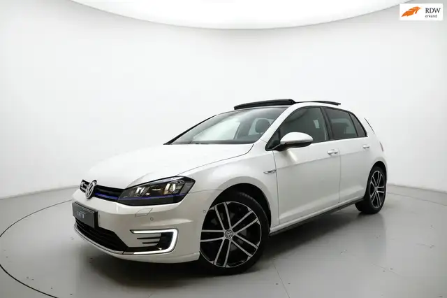 Volkswagen Golf GTE 1.4 TSI PANO LEER SFEER CAM ACC STOELV