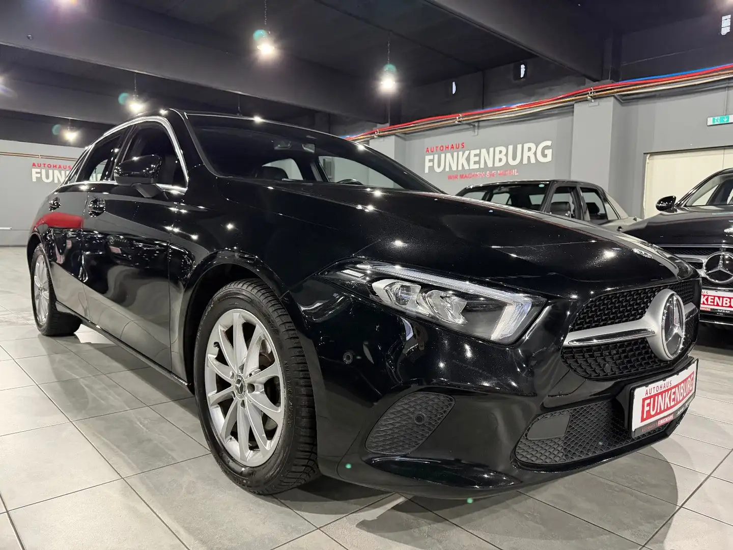 Mercedes-Benz A 180 PANO/WIDESCREEN/KAMERA/AUT/LED/NAVI/LEDER Schwarz - 1