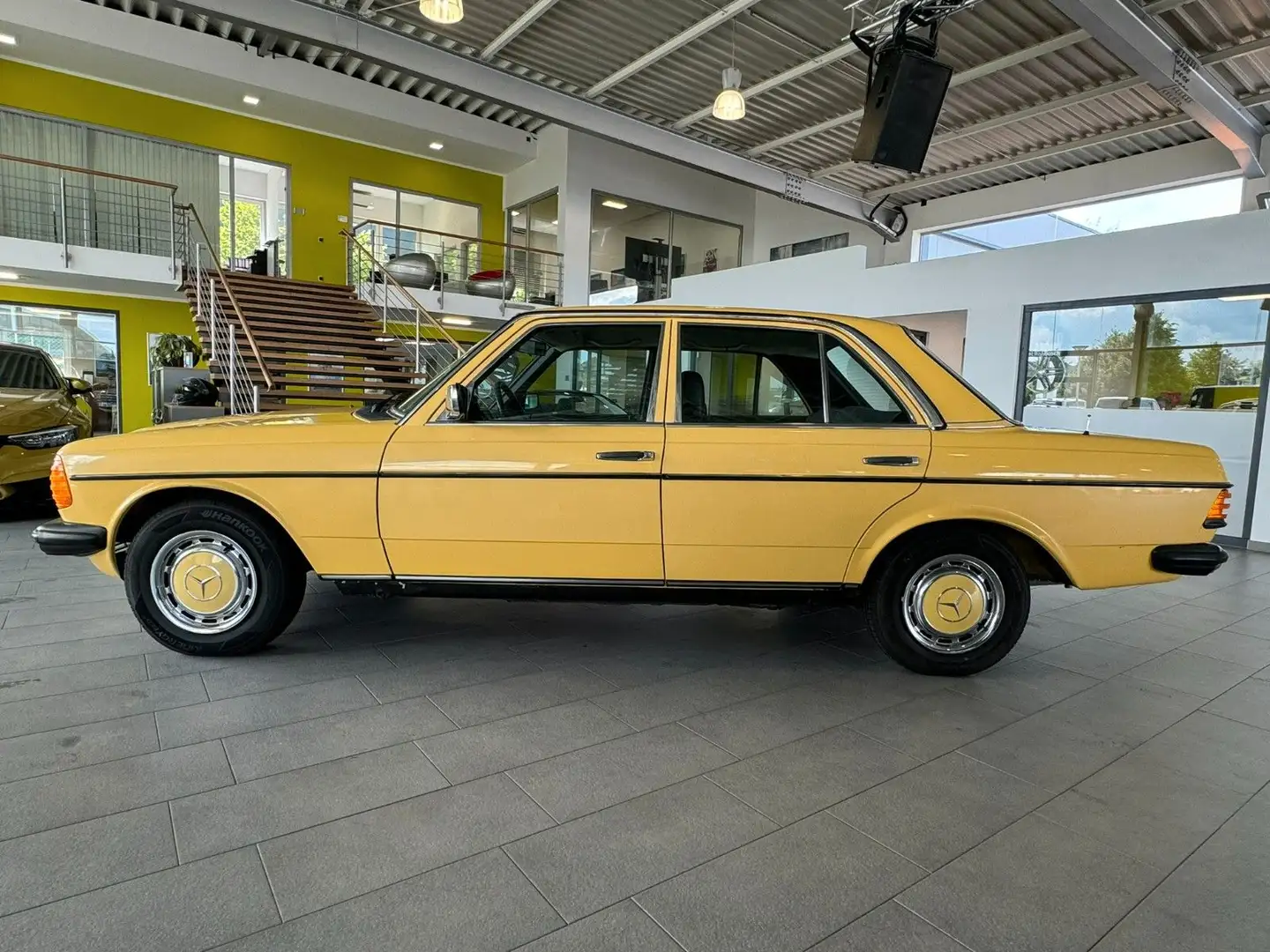 Mercedes-Benz 230 W 123 230 Gelb - 2