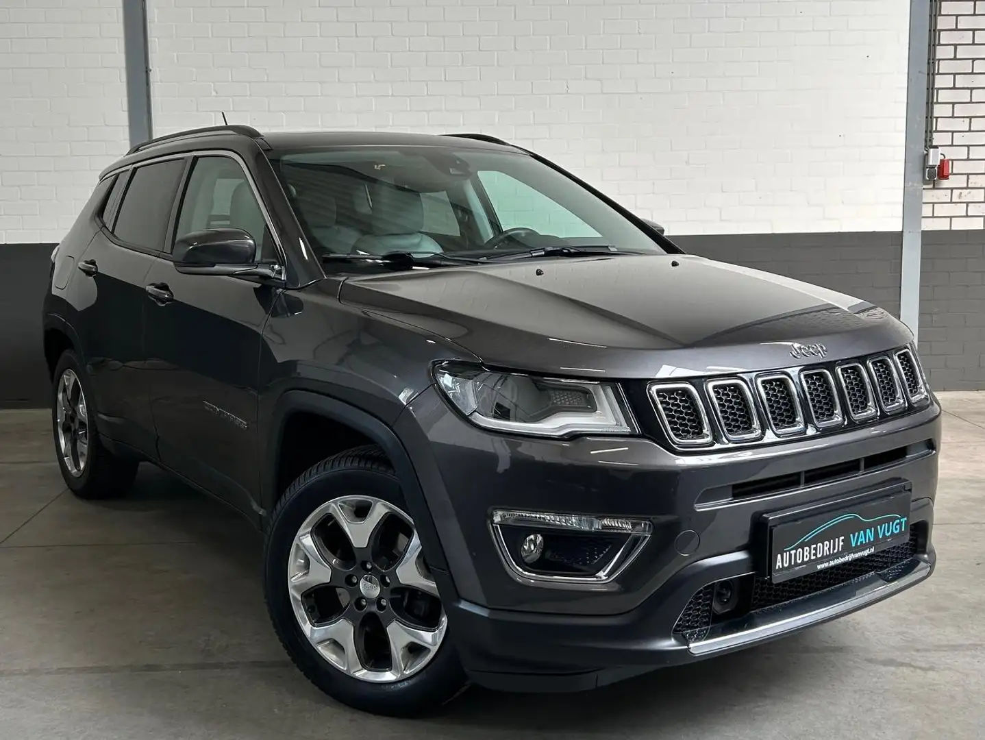 Jeep Compass 1.4 MultiAir Limited, panoramadak, leer, climate, Grijs - 2