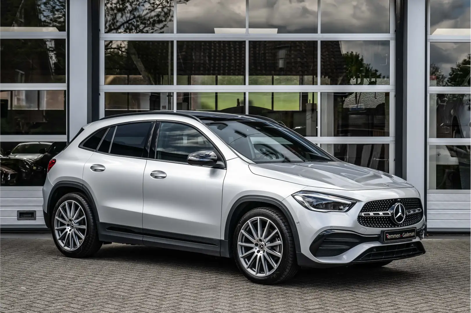 Mercedes-Benz GLA 250 4MATIC+ AMG Line Zilver - 1