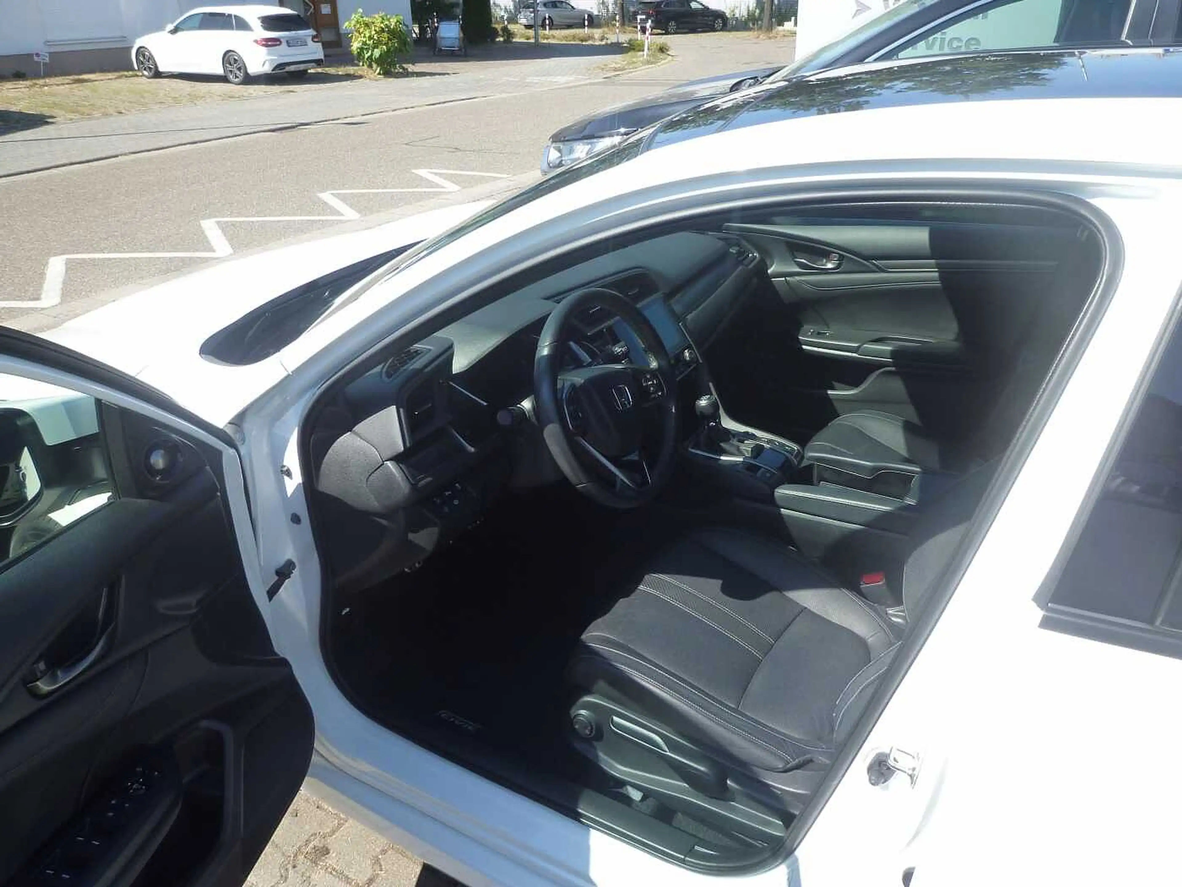 Honda Civic 1.5 i-VTEC Turbo Prestige — photo 12