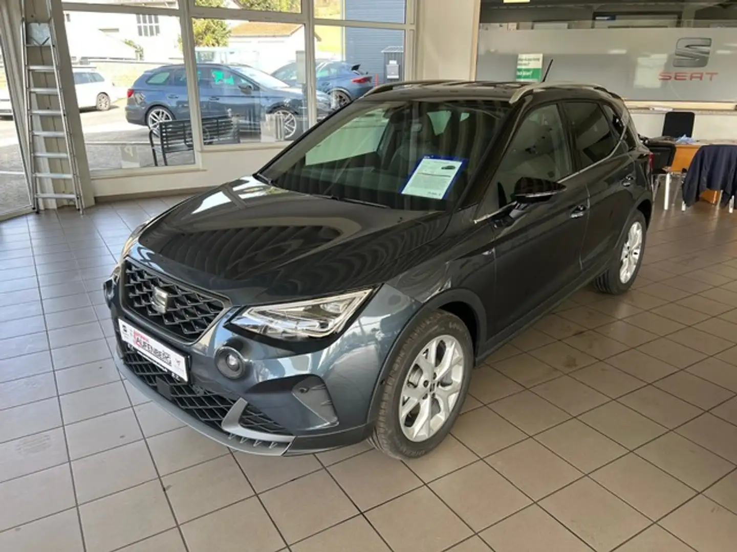 SEAT Arona FR 115 PS DSG Grau - 1