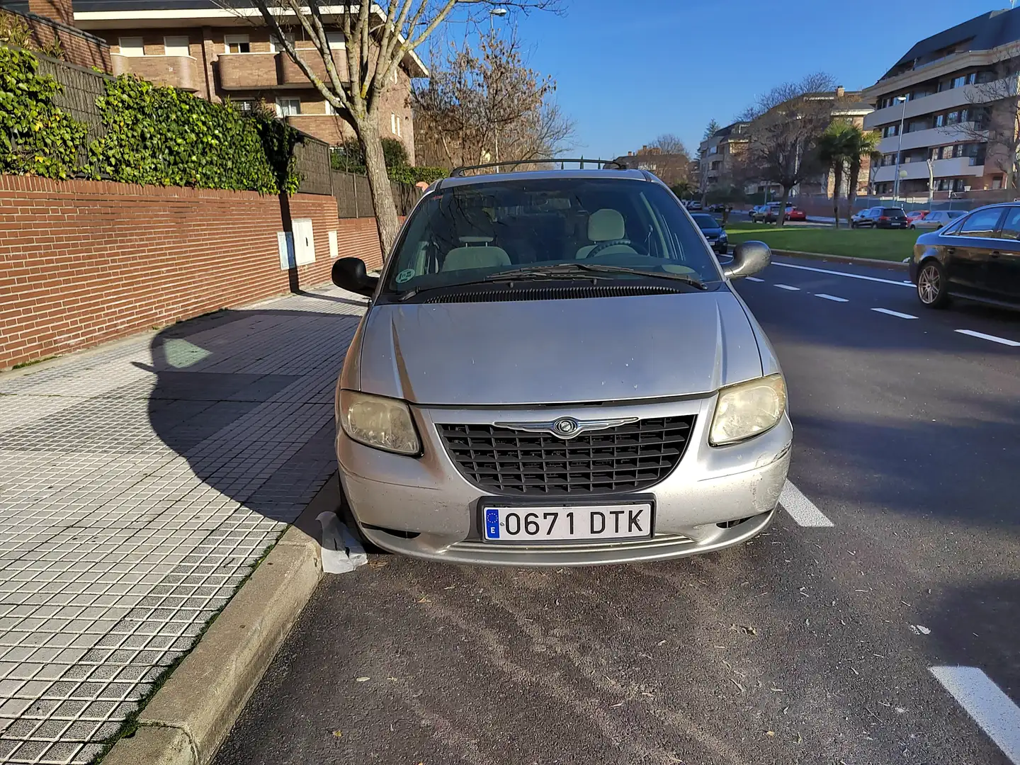 Chrysler Town & Country Voyager Automático 3,3L V6 Gris - 1
