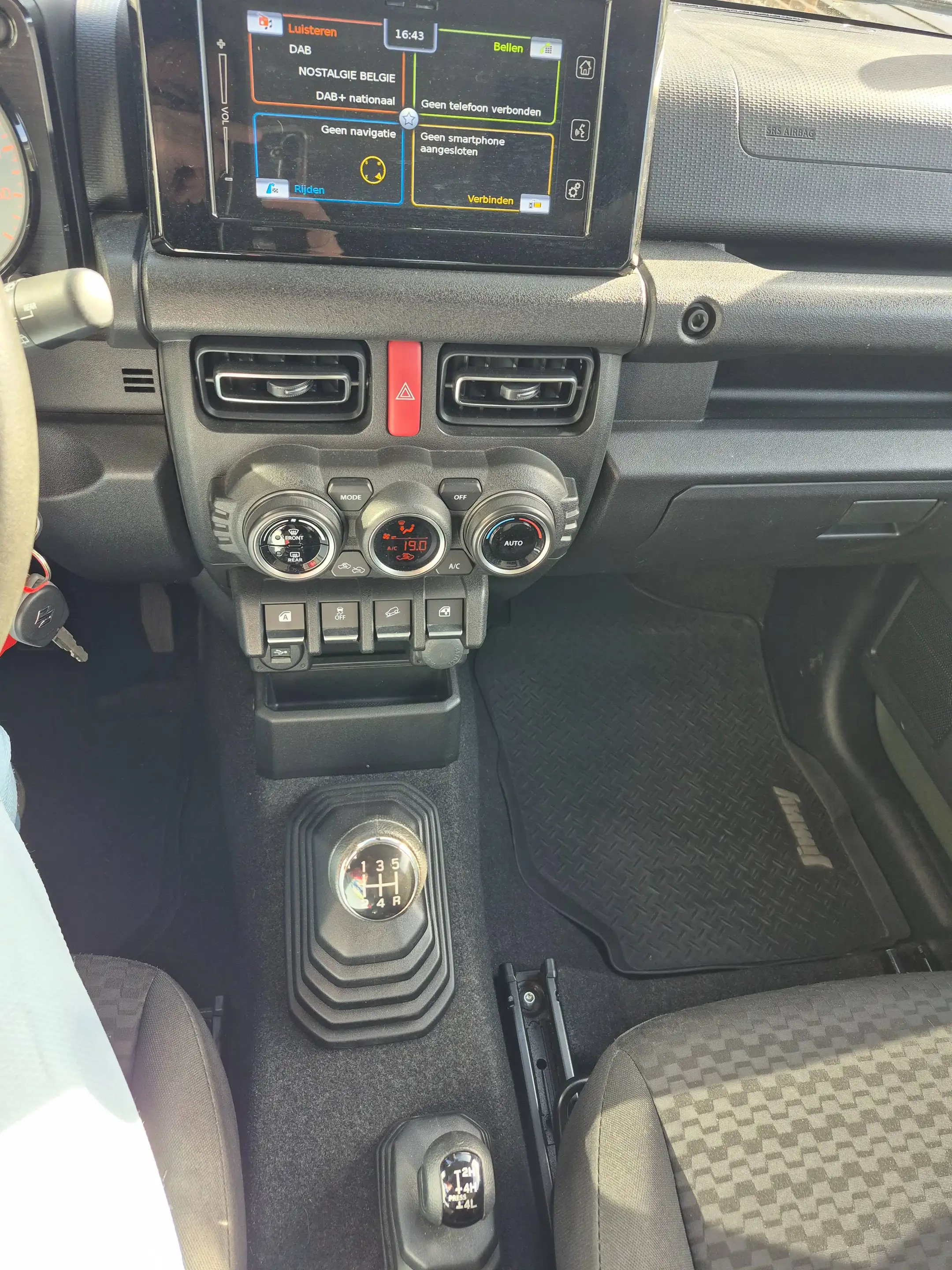 Suzuki Jimny Jimny 1.5i 4x4 GLX — photo 13