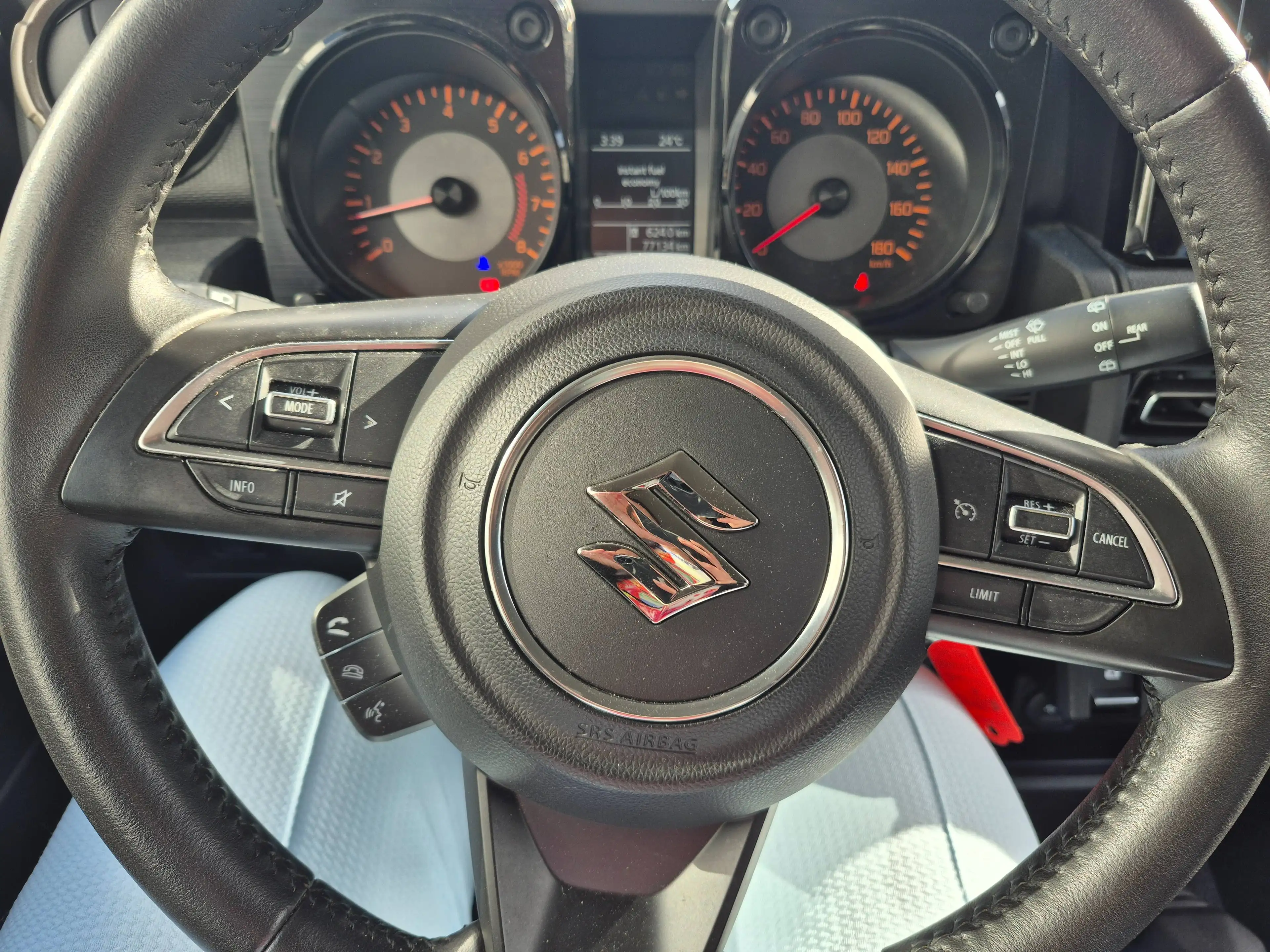 Suzuki Jimny Jimny 1.5i 4x4 GLX — photo 11