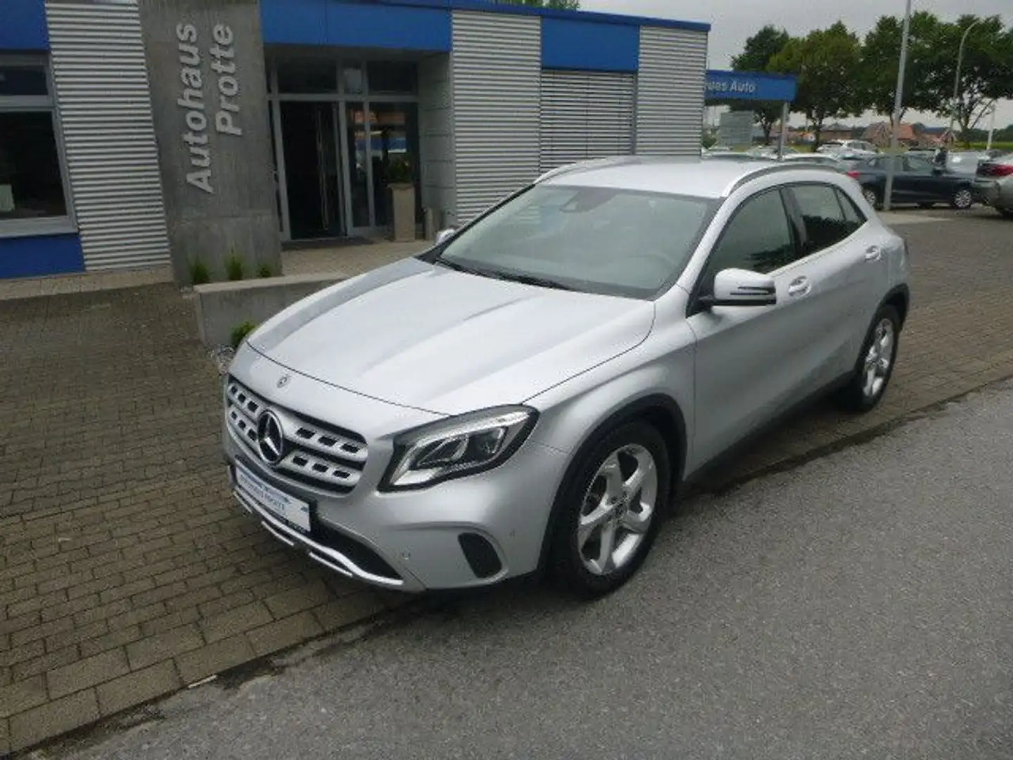 Mercedes-Benz GLA 200 Urban *Automatik /Navi/LED* Silber - 1