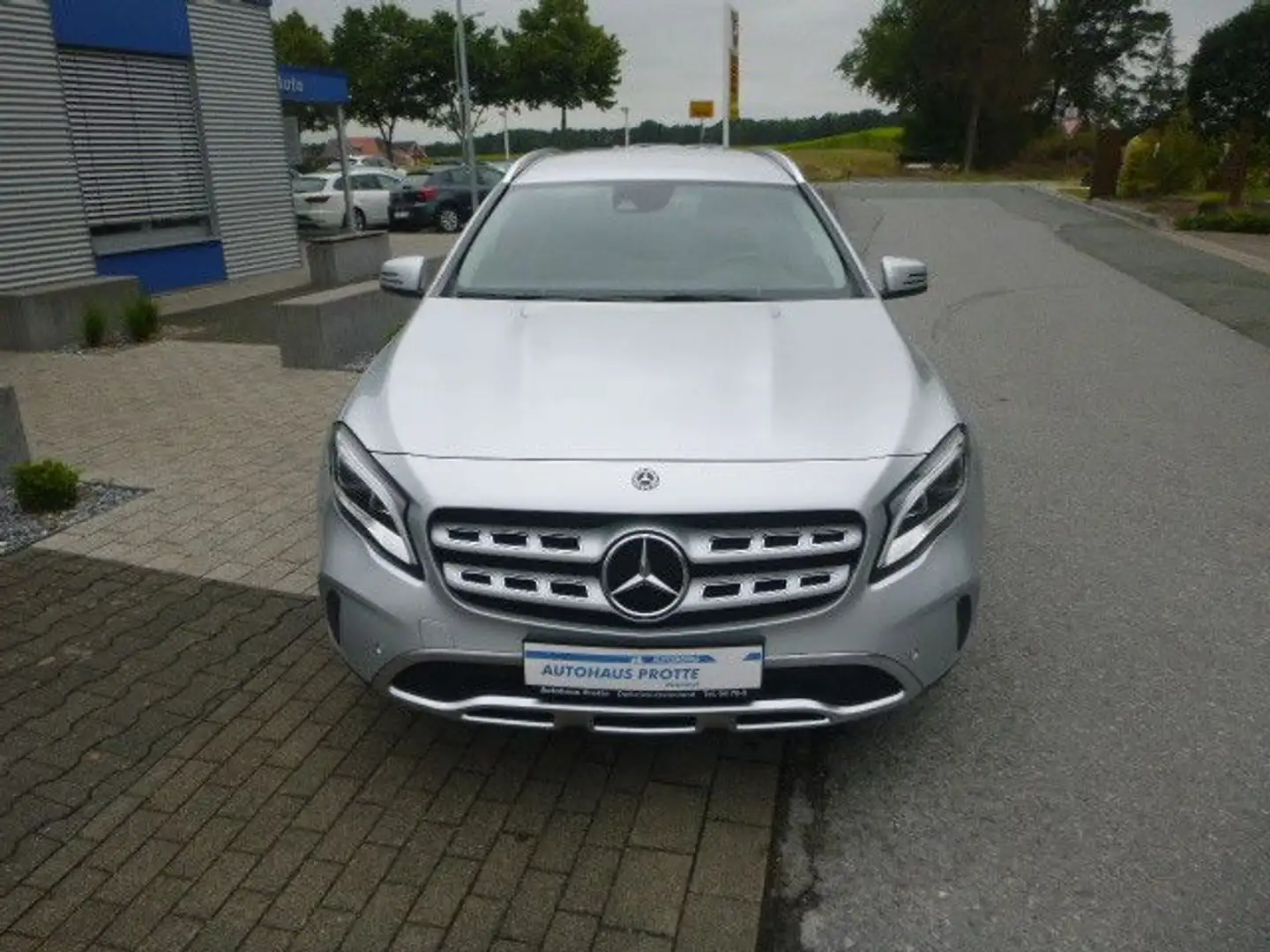 Mercedes-Benz GLA 200 Urban *Automatik /Navi/LED* Silber - 2