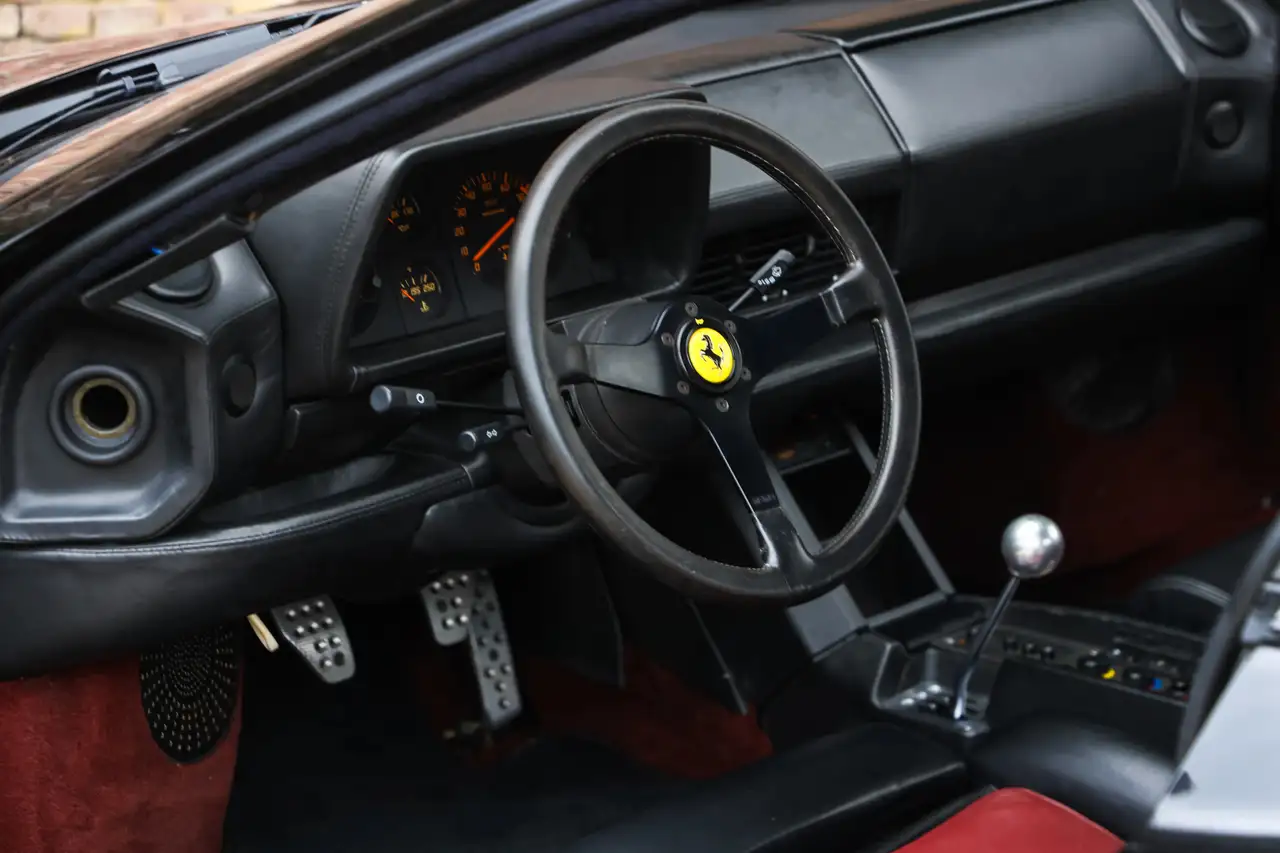 Ferrari Testarossa "Nero Metallizzato with Koenig interior" Maroon-Bl, foto 3
