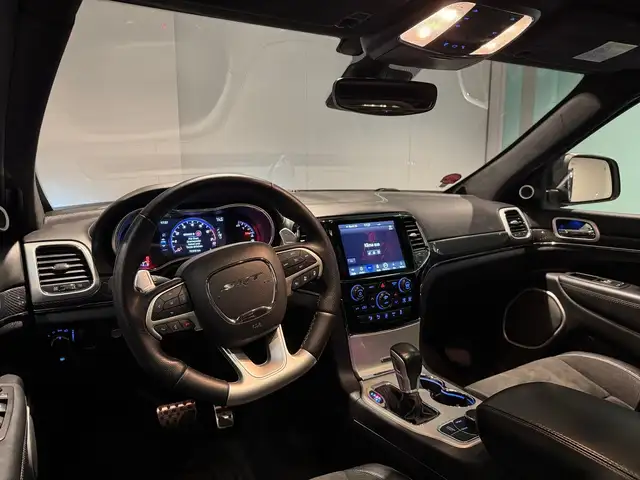 Jeep Grand Cherokee SRT | LPG | Webasto | Exportpreis 43.990 € Ansicht 12