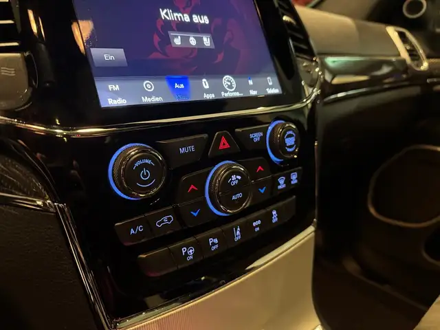 Jeep Grand Cherokee SRT | LPG | Webasto | Exportpreis 43.990 € Ansicht 20